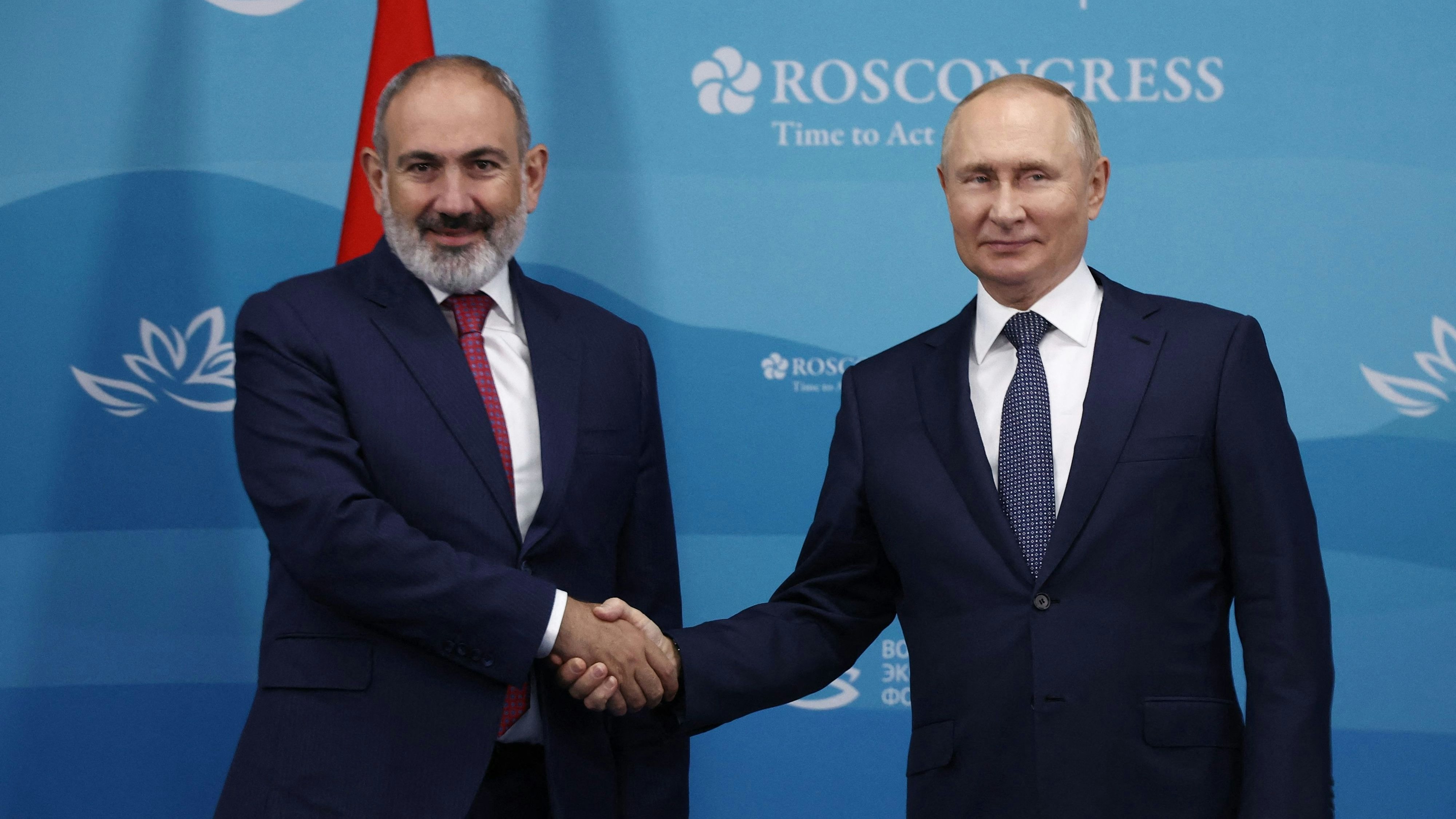 Download von www.picturedesk.com am 13.09.2022 (20:12).  Russian President Vladimir Putin (R) meets with Armenian Prime Minister Nikol Pashinyan on the sidelines of the 2022 Eastern Economic Forum in Vladivostok on September 7, 2022. (Photo by Valery SHARIFULIN / SPUTNIK / AFP) - 20220907_PD4205 - Rechteinfo: Rights Managed (RM) Nur für redaktionelle Nutzung! Werbliche Nutzung erfordert Freigabe: bitte schicken Sie uns eine Anfrage.