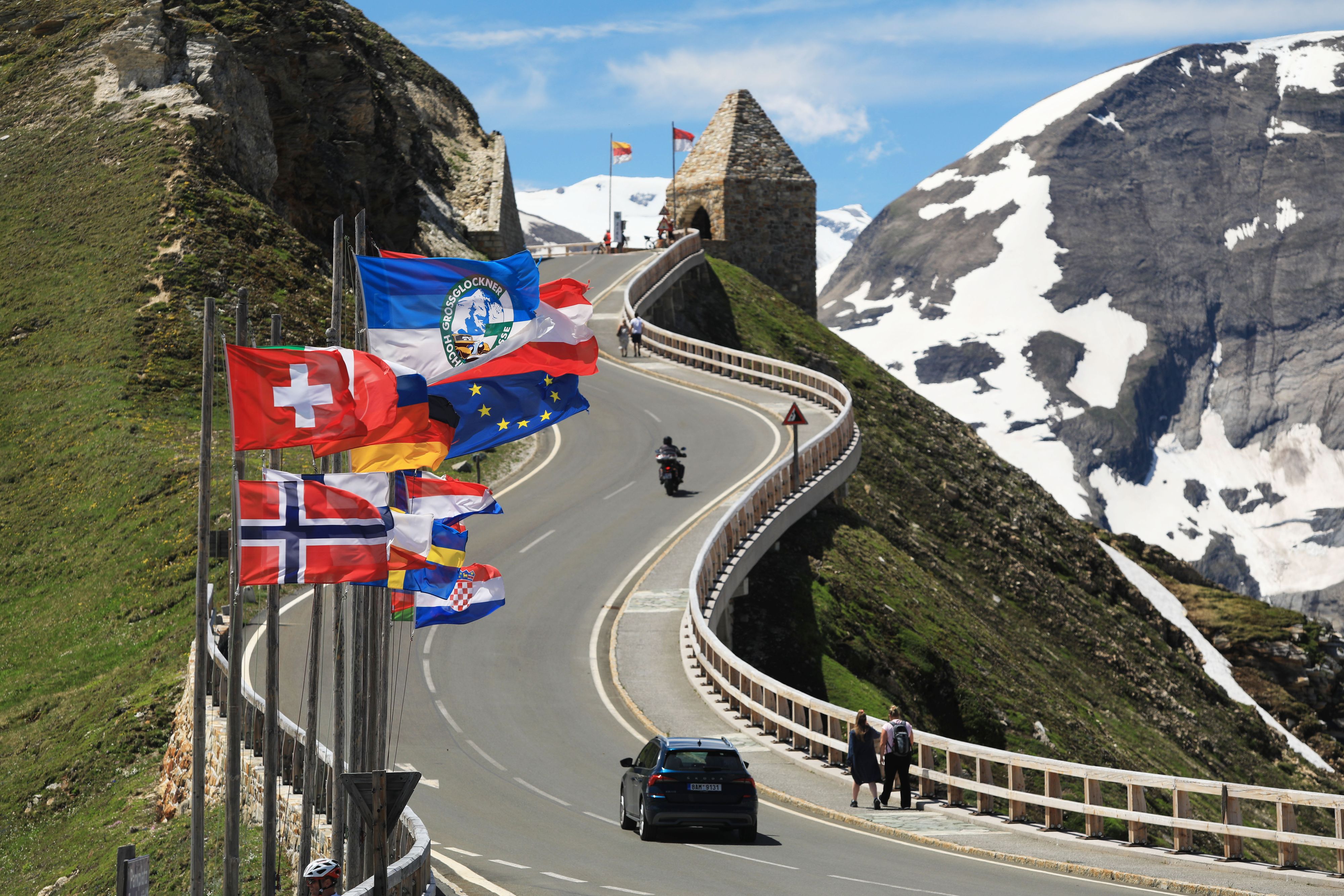 Download von www.picturedesk.com am 13.09.2022 (17:35).  In zahlreichen Kehren und Kurven windet sich die Großglockner Hochalpenstrasse zwischen den Bundesländern Salzburg und Kärnten über den Alpenhauptkamm. Im Bild die Auffahrt zum Fuschertörl. - 20210706_PD18574 - Rechteinfo: Rights Managed (RM)