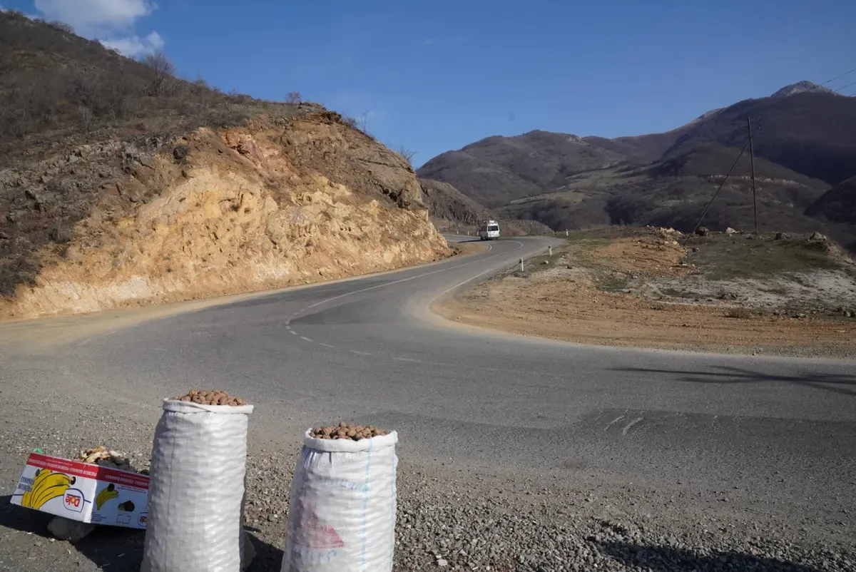 Im Gebiet Berg Karabach wohnen Armenier, es gehört aber zu Aserbeidschan, die Region wurde aber nicht angegriffen.