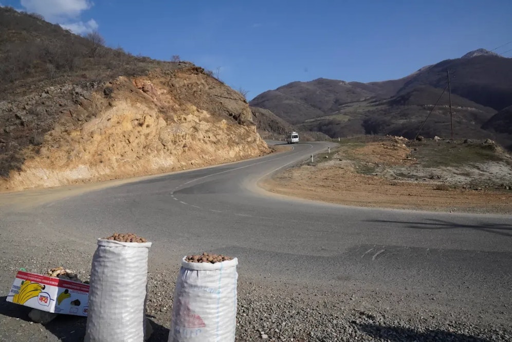 Im Gebiet Berg Karabach wohnen Armenier, es gehört aber zu Aserbaidschan, die Region wurde aber nicht angegriffen.