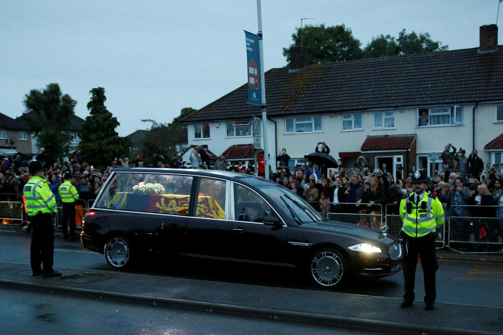 Der Leichenwagen mit dem Sarg der Queen bewegt sich langsam auf der Fernverkehrsstraße A40 in Richtung Buckingham Palace.