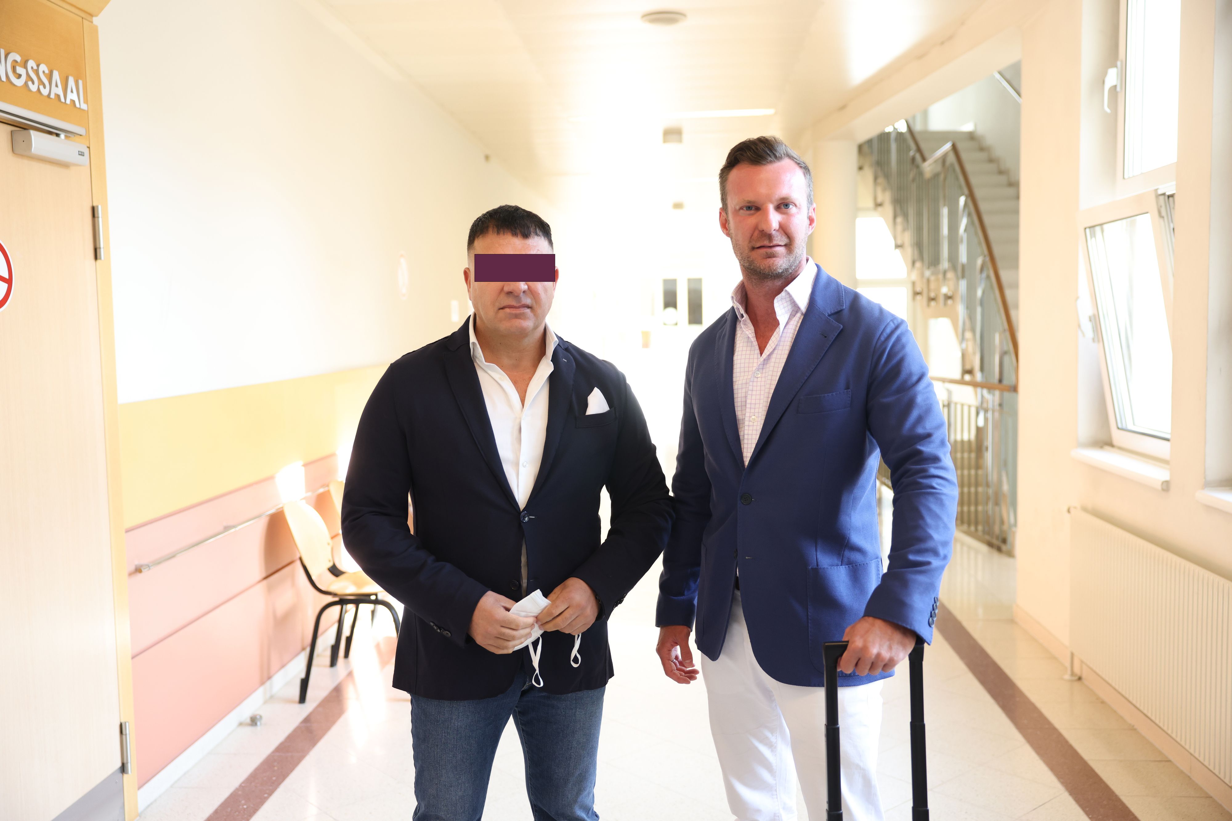 Der Angeklagte mit Top-Anwalt Philipp Wolm. 