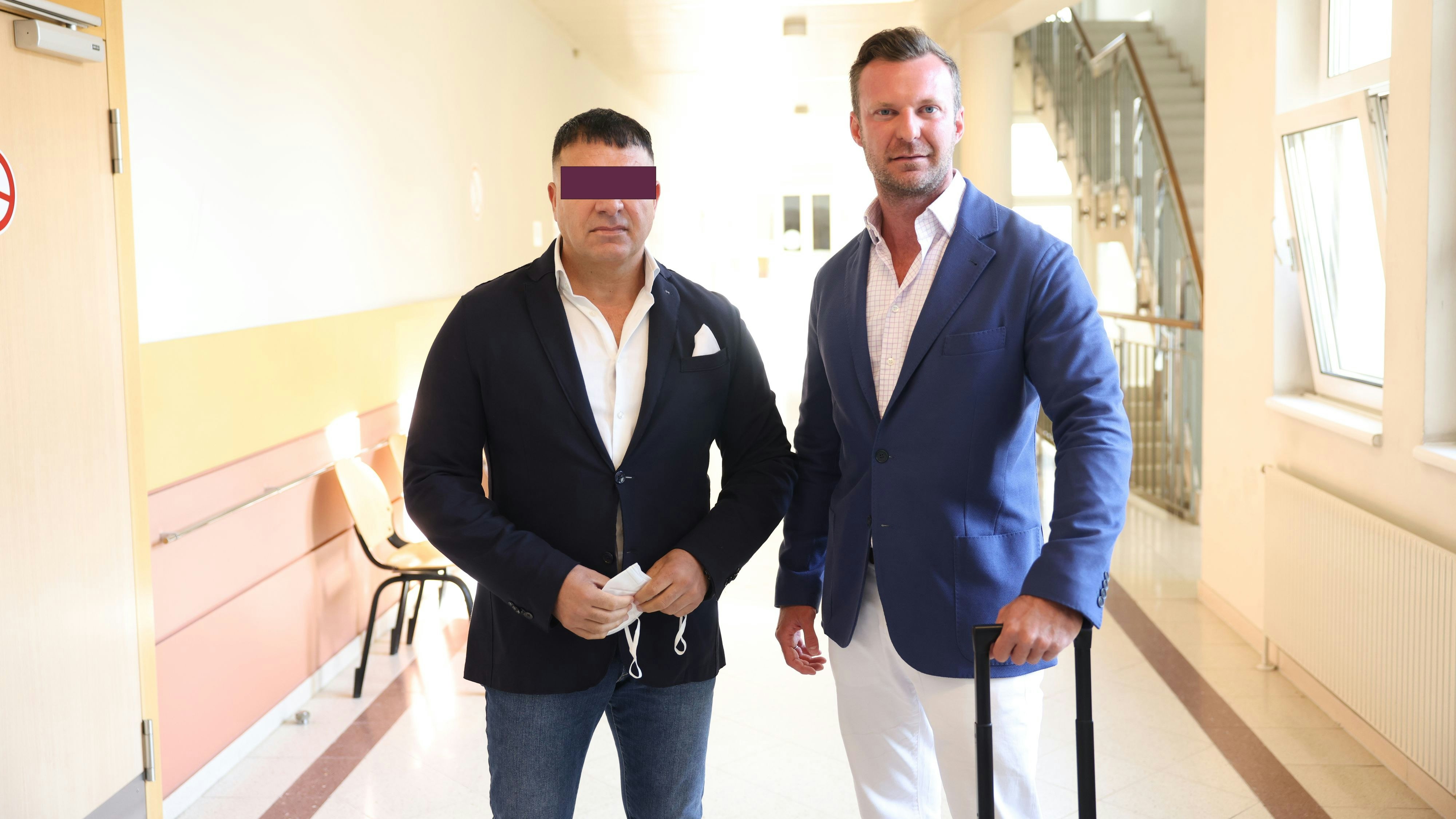 Der Angeklagte mit Top-Anwalt Philipp Wolm. 