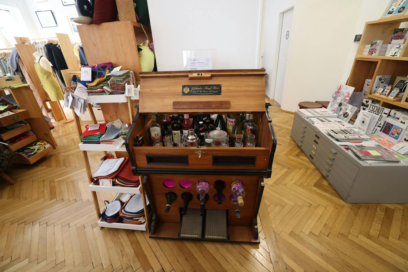 In der Holzwerkstatt wurde eine alte Orgel zu einer Bar umgebaut und kann im Shop gekauft werden.