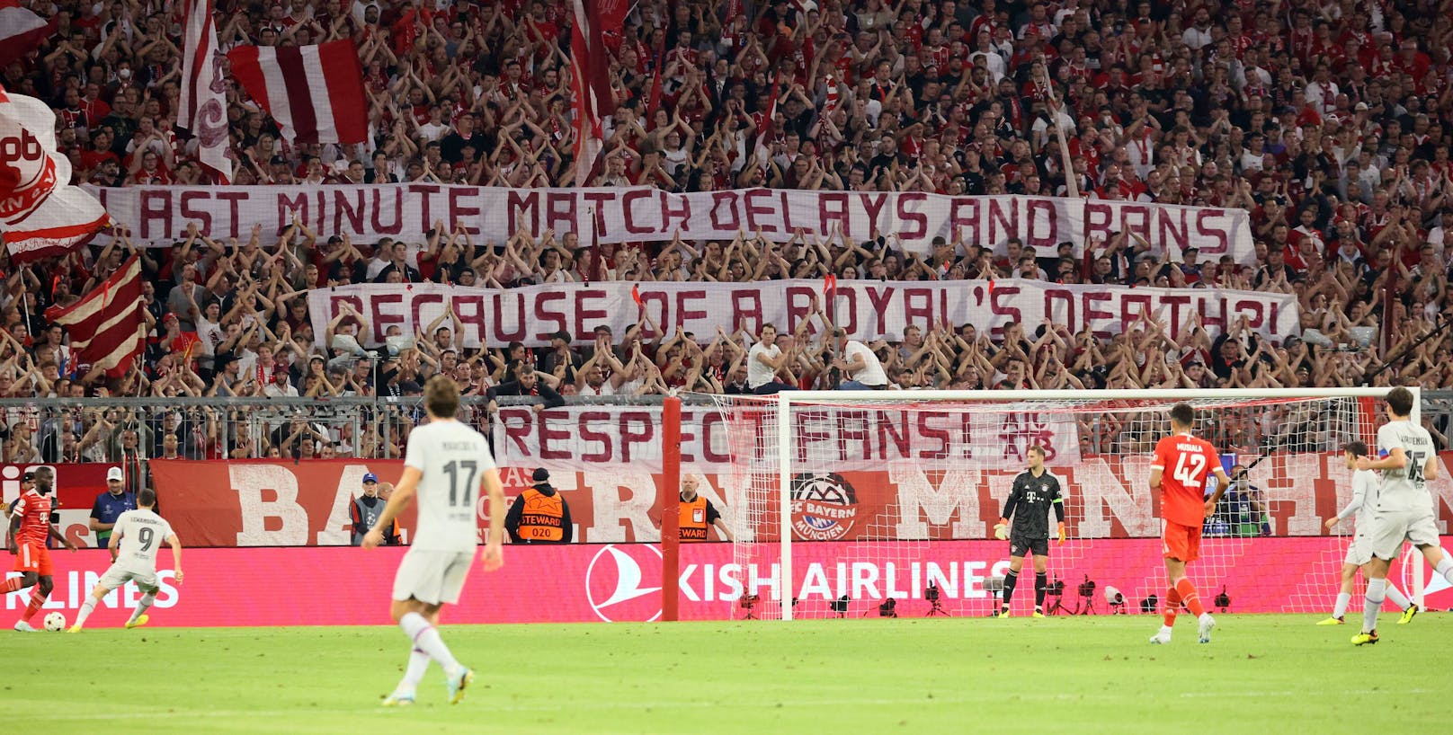 Mit diesem geschmacklosen Spruchband sorgen die Bayern-Fans für Aufregung.