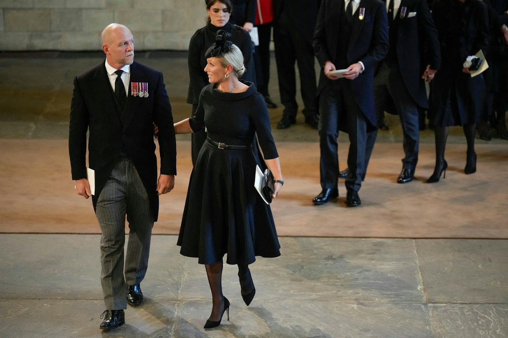 Mike Tindall und Zara Tindall erweisen Königin Elizabeth II. am 14. September 2022 in London ihren Respekt.