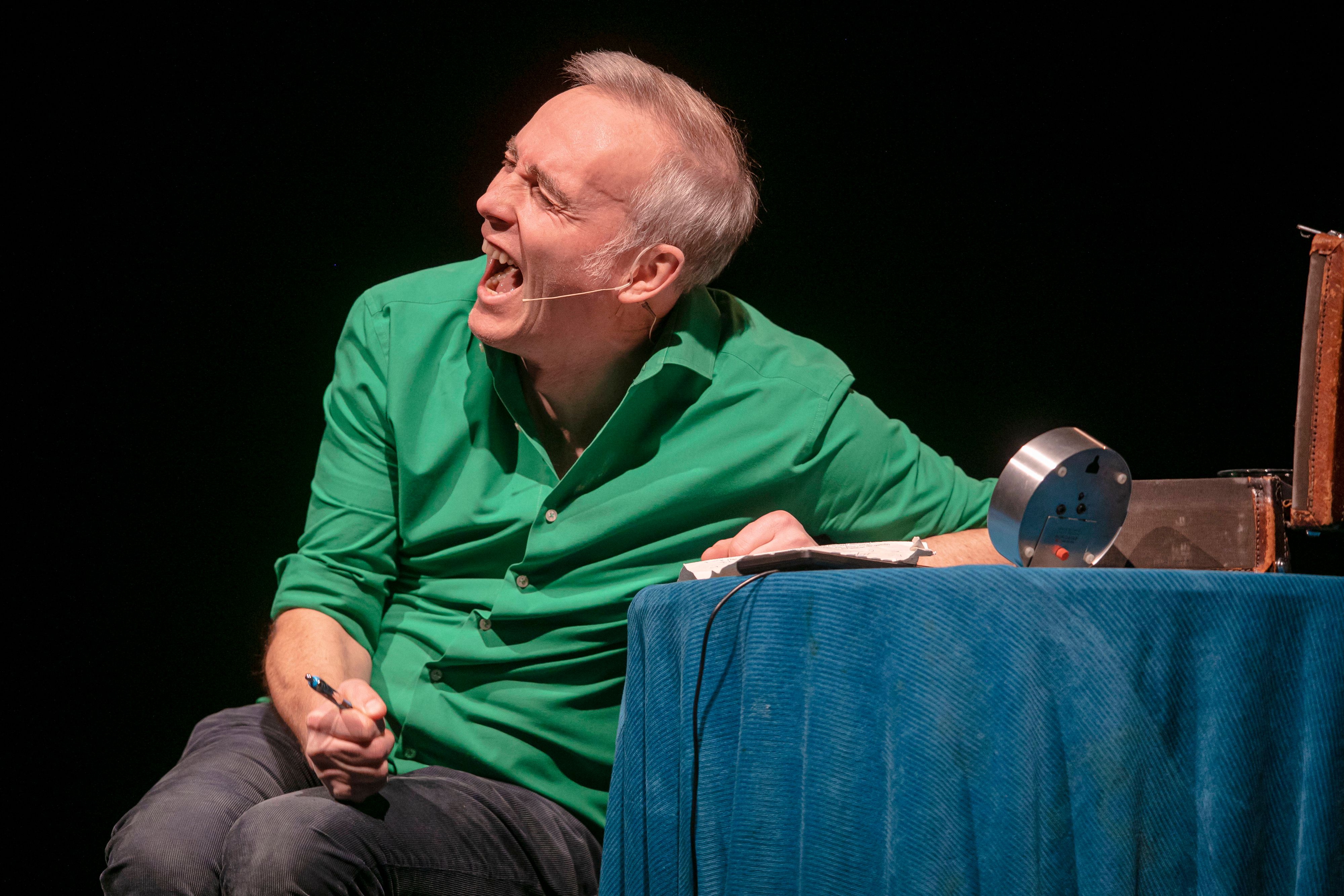 Der Comedian ist auch selbst sichtlich amüsiert über sein Programm.