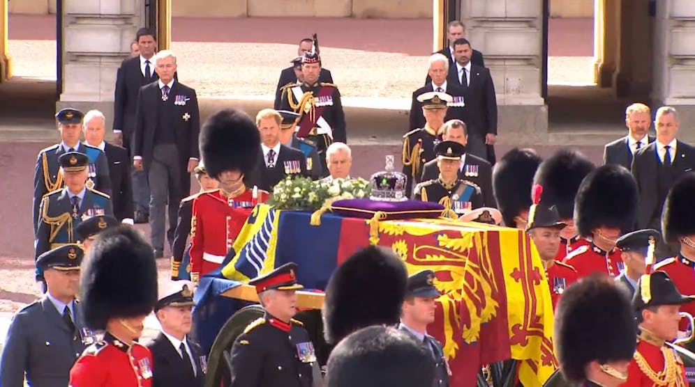 Das 1. Foto Prinz Harry ohne Uniform hinter QueenSarg Heute.at