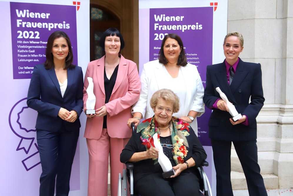 Frauenstadträtin Kathrin Gaál (SPÖ) gratulierte den Frauenpreisträgerinnen Alexandra Wachter sowie Martina Madner vom Frauennetzwerk Medien (Frauennetzwerke), Helga Tippel (Alltagsheldin) und Verena Altenberger (Schauspiel, v.l.).