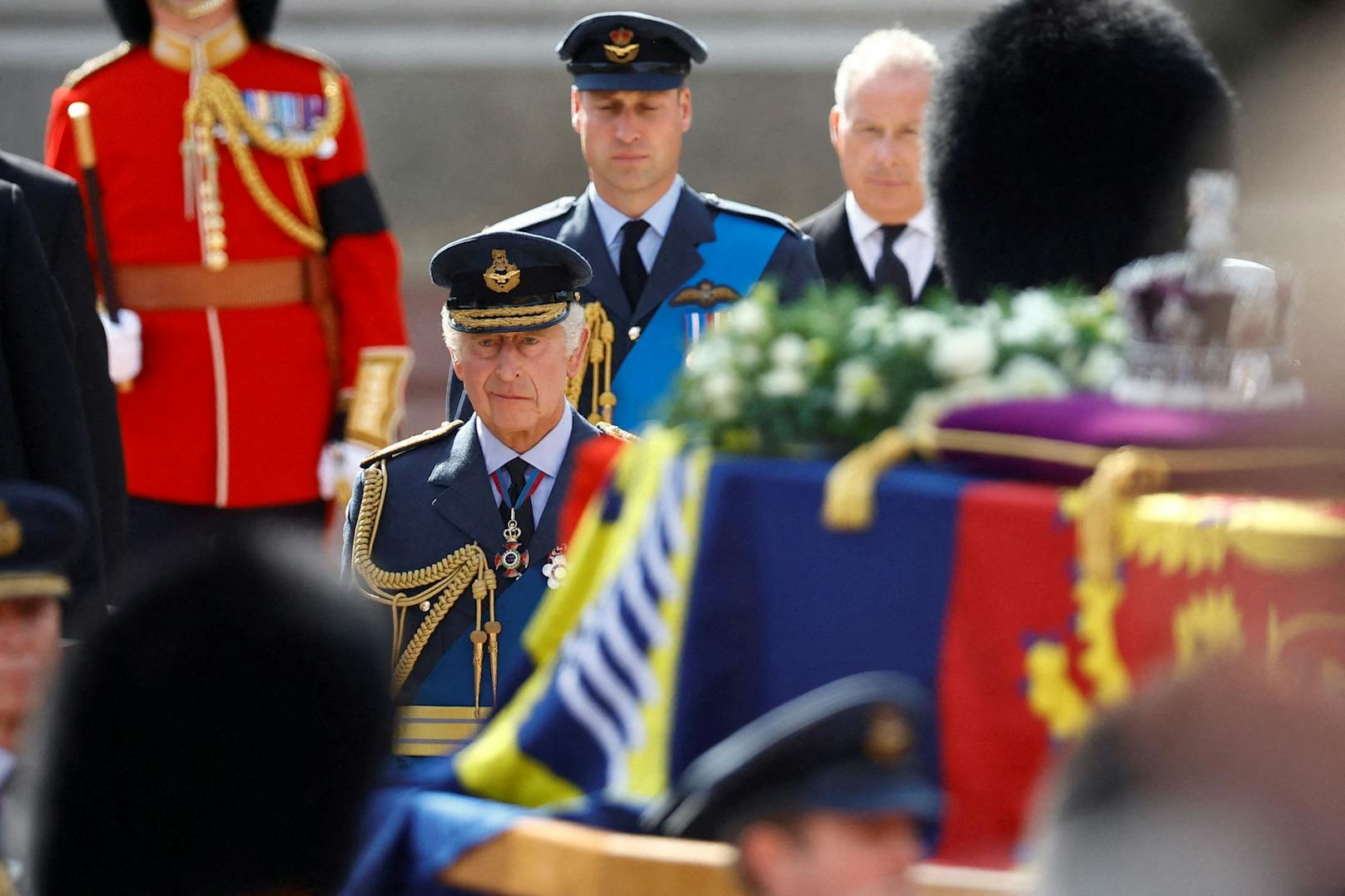 Prinz William und Charles hinter dem Sarg der Queen.