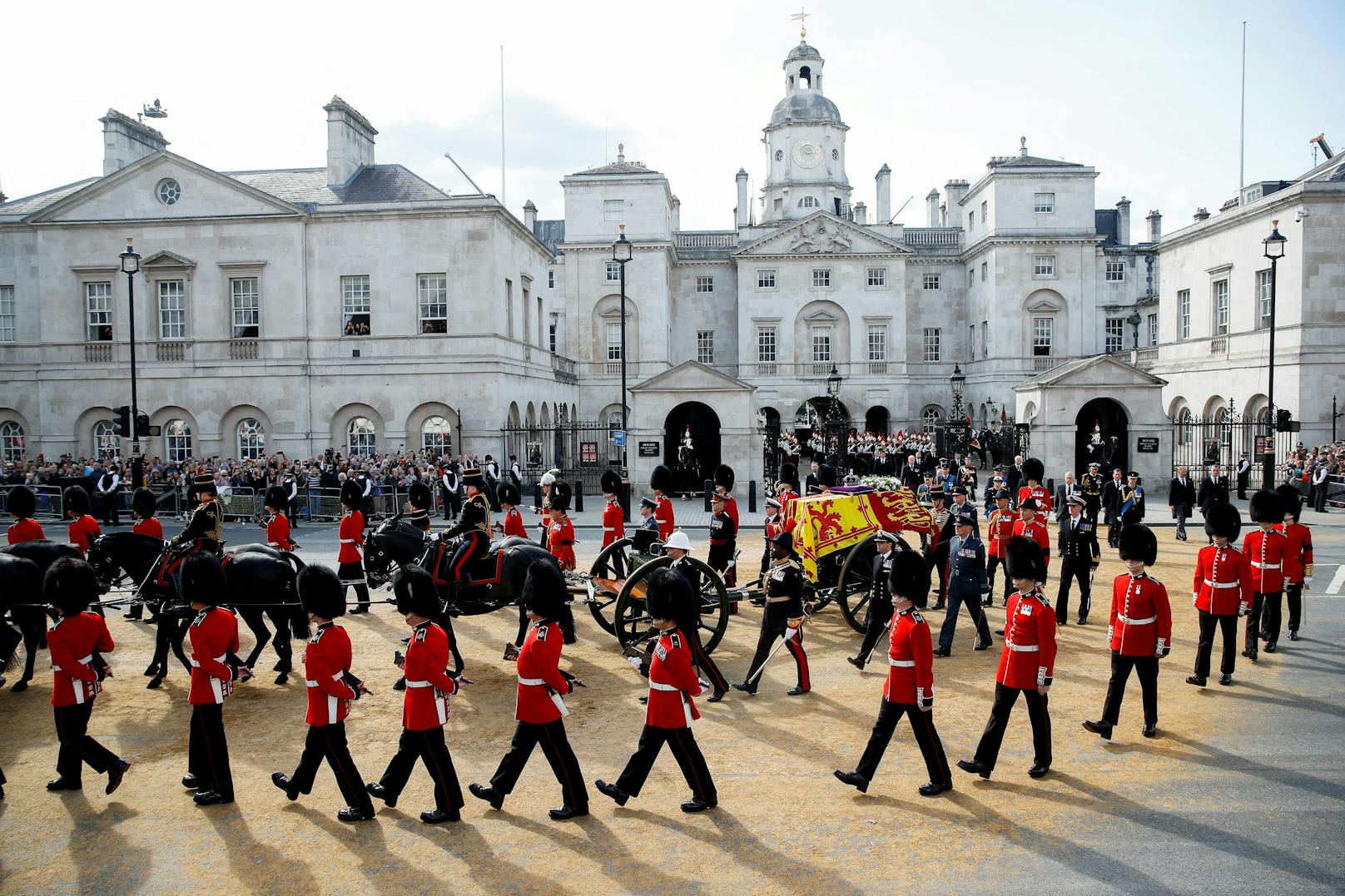 Großbritanniens William, Prinz von Wales, Prinz Harry, Prinz Andrew, König Charles und Prinzessin Anne marschieren während der Prozession.
