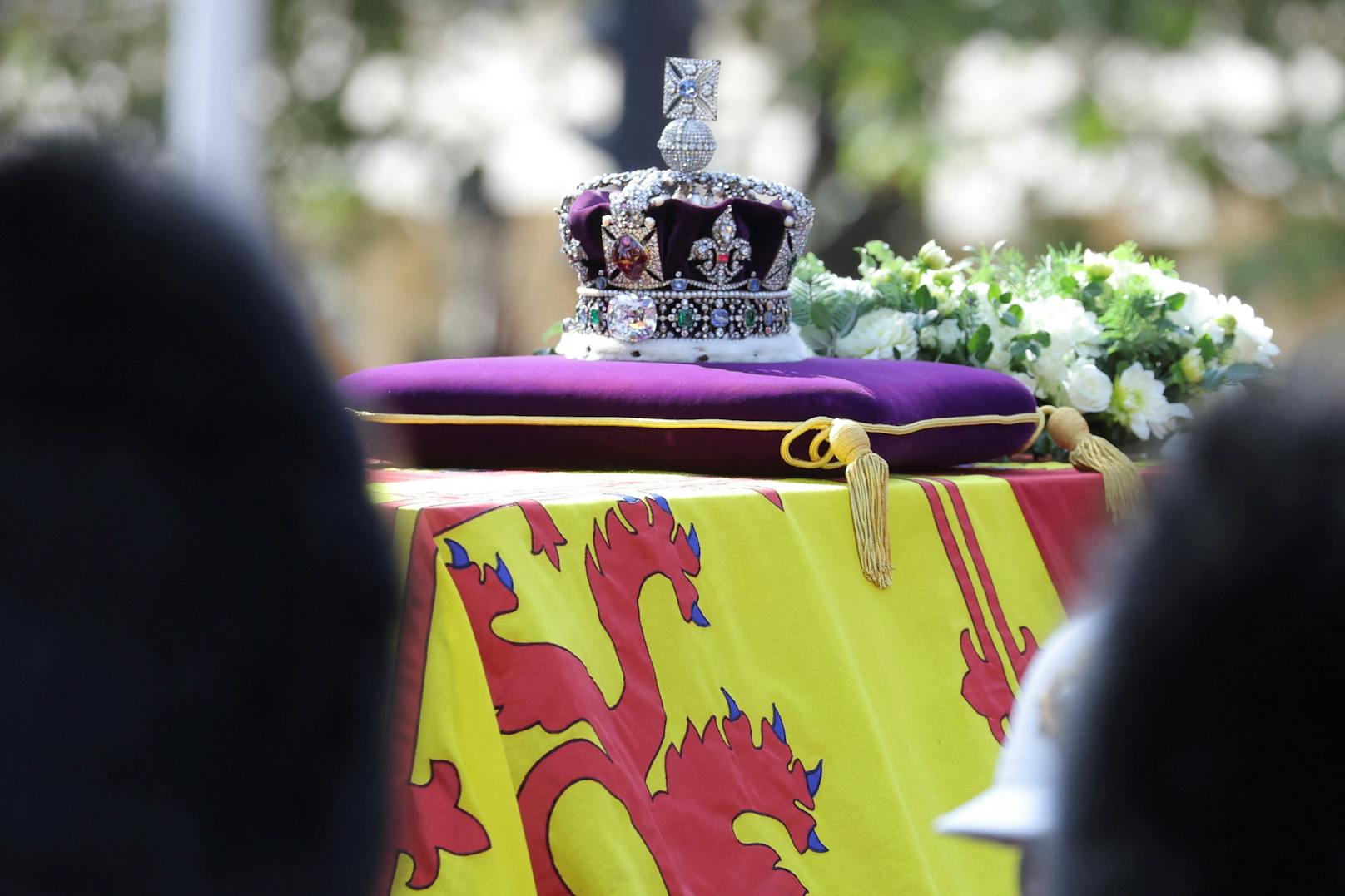 Die Krone der Queen beim Trauerzug.