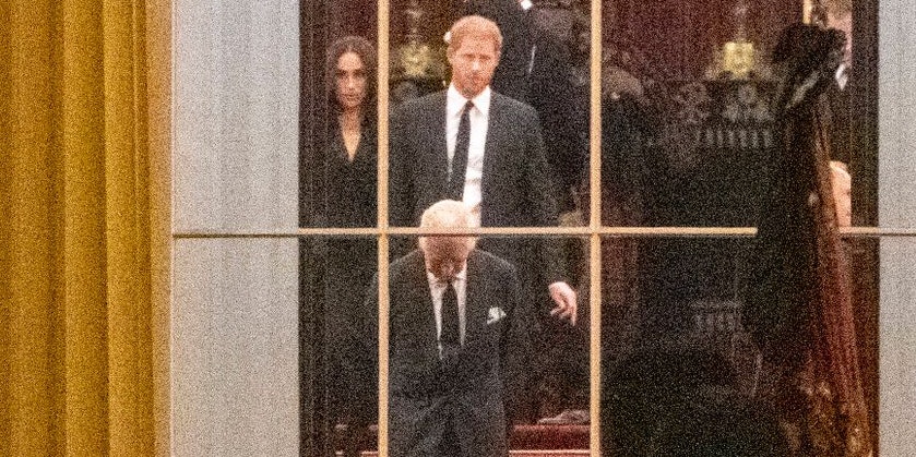 Ein seltenes Foto: König Charles III. mit Meghan und Harry