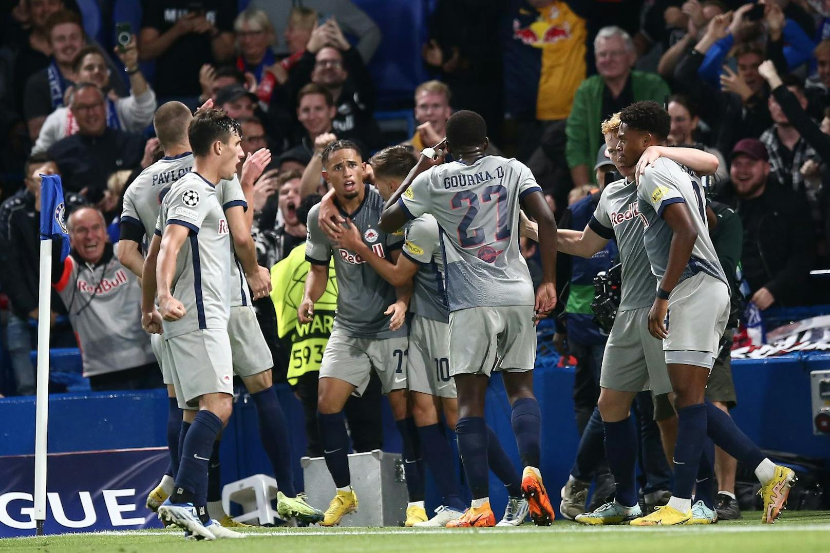 Red Bull Salzburg feiert den Punktegewinn bei Chelsea. 