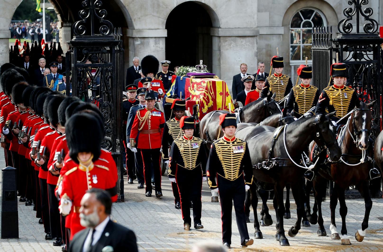 Königliche Wachen marschieren während der Prozession, bei der der Sarg der britischen Königin Elizabeth vom Buckingham Palace zu den Houses of Parliament transportiert wird, weil sie am 14. September 2022 in London, Großbritannien, liegt.