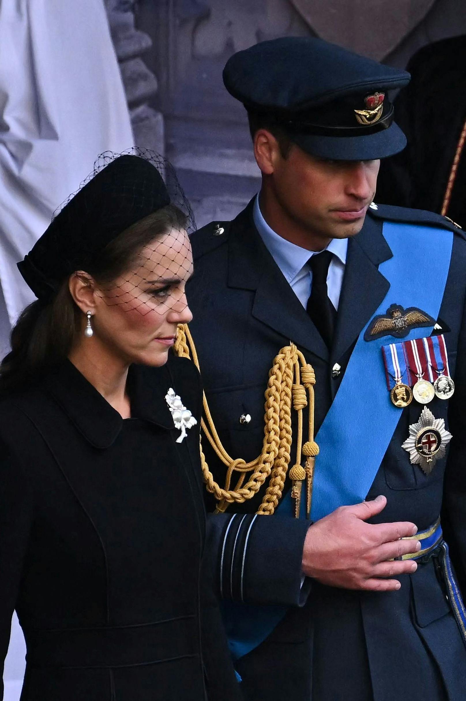 Die Britin Catherine, Prinzessin von Wales, und der britische Prinz William, Prinz von Wales, verlassen nach einem Gottesdienst zum Empfang des Sarges von Königin Elizabeth II. in der Westminster Hall im Palace of Westminster in London am 14. September 2022, wo der Sarg von Königin Elizabeth II. im Staat liegen wird.