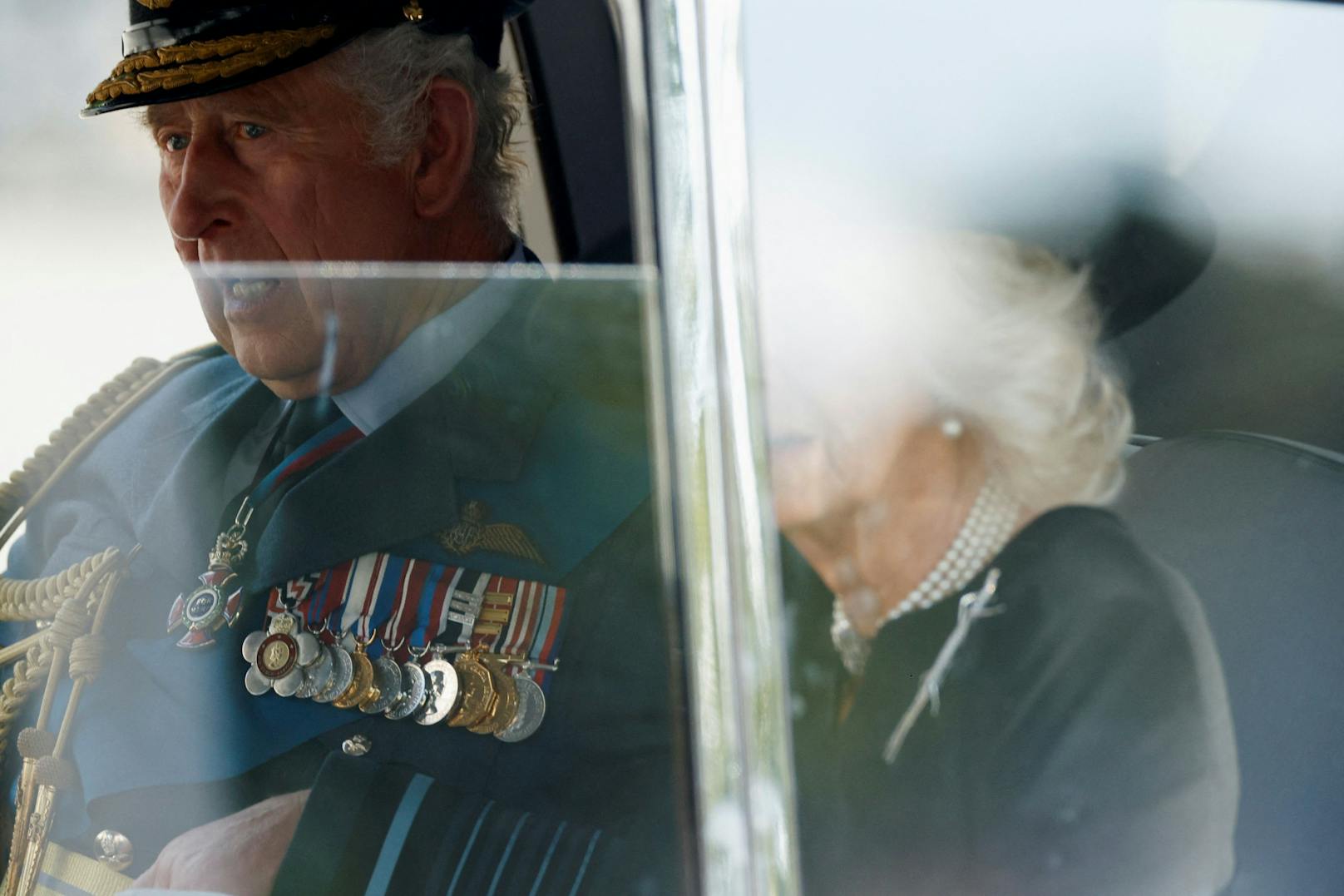 Der britische König Charles und Königin Camilla verlassen das Parlament während der Prozession des Sarges der britischen Königin Elizabeth.