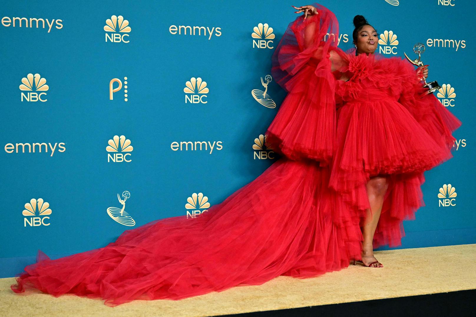 Rapperin Lizzo bezaubert in ihrem pompösen Kleid bei den Emmys.