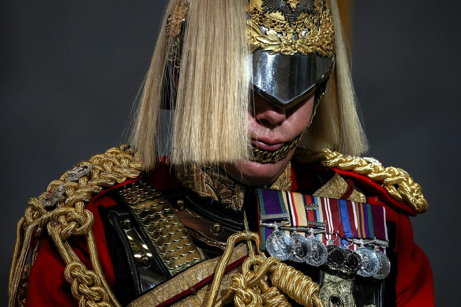 Ein Mitglied der königlichen Garde zeigt die besondere Uniform zu Ehren der verstorbenen Königin.