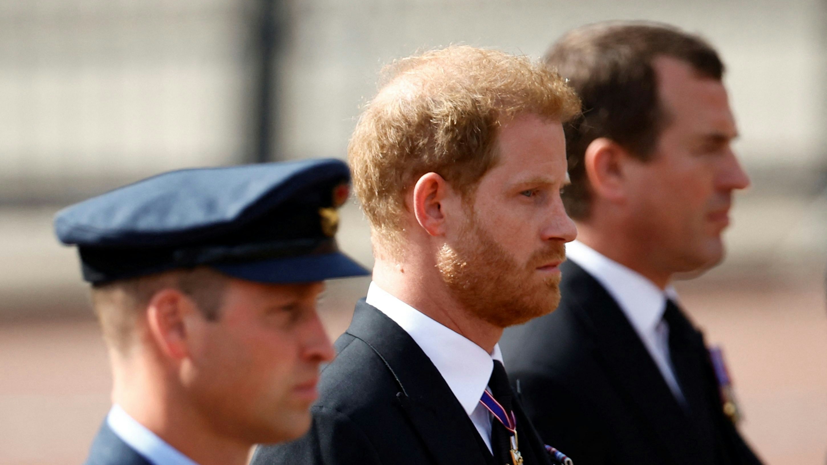 Prinz Harry ohne Uniform beim Trauerzug.