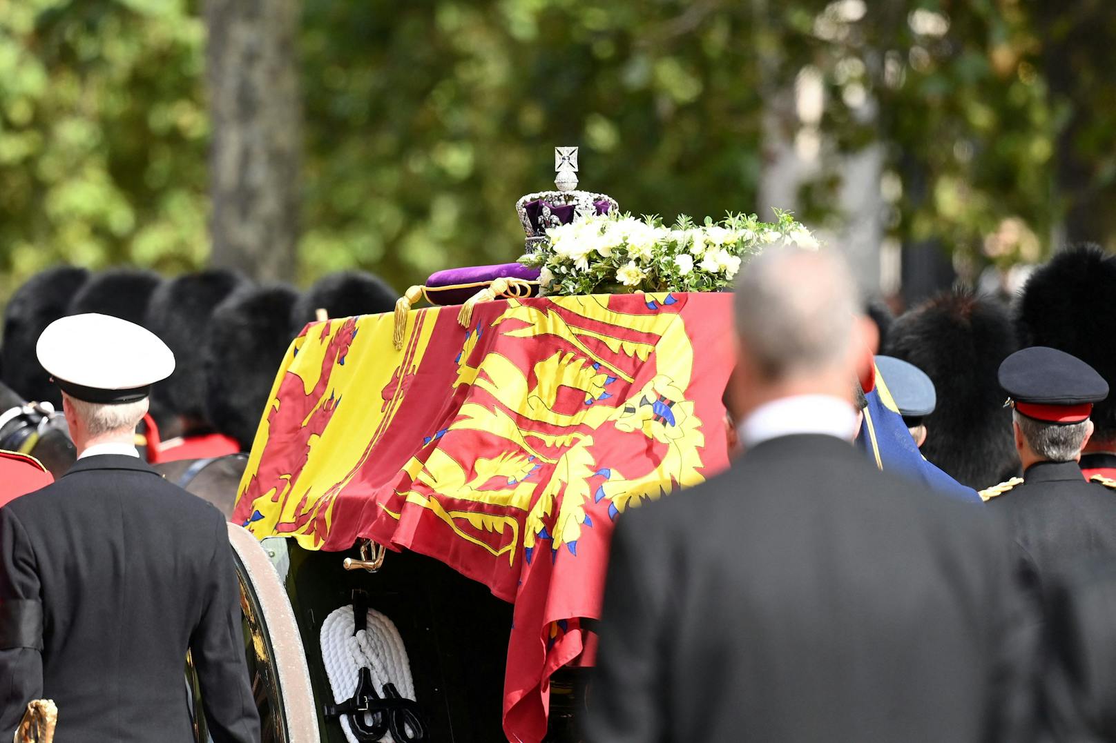 Die Imperial State Crown ist auf dem Sarg zu sehen, der Königin Elizabeth II. während der Prozession trug.