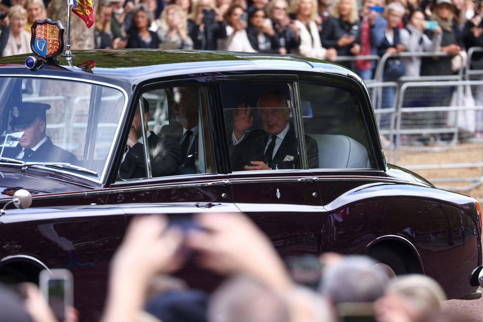 König Charles III. kommt am Buckingham Palace an. Später folgt der Trauermarsch mit dem Sarg der Queen.