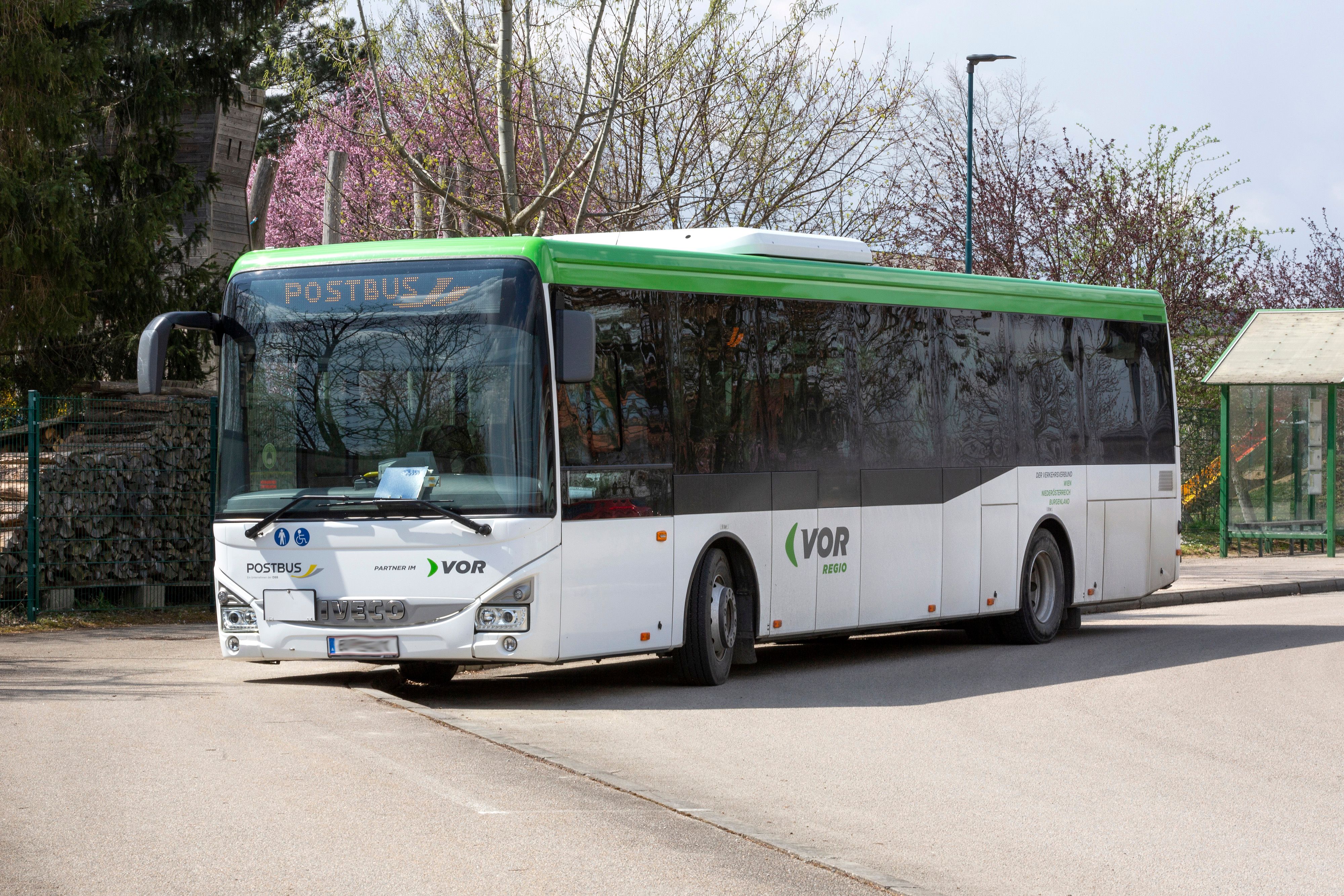 Symbolbild eines Postbusses im Verkehrsverbund Ostregion