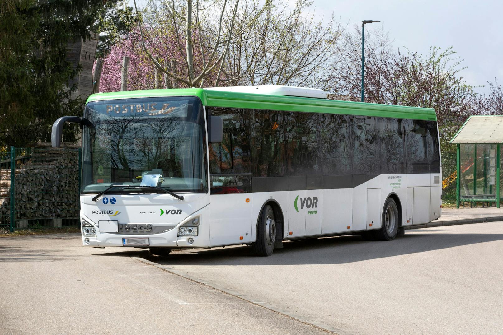 Symbolbild eines Postbusses im Verkehrsverbund Ostregion