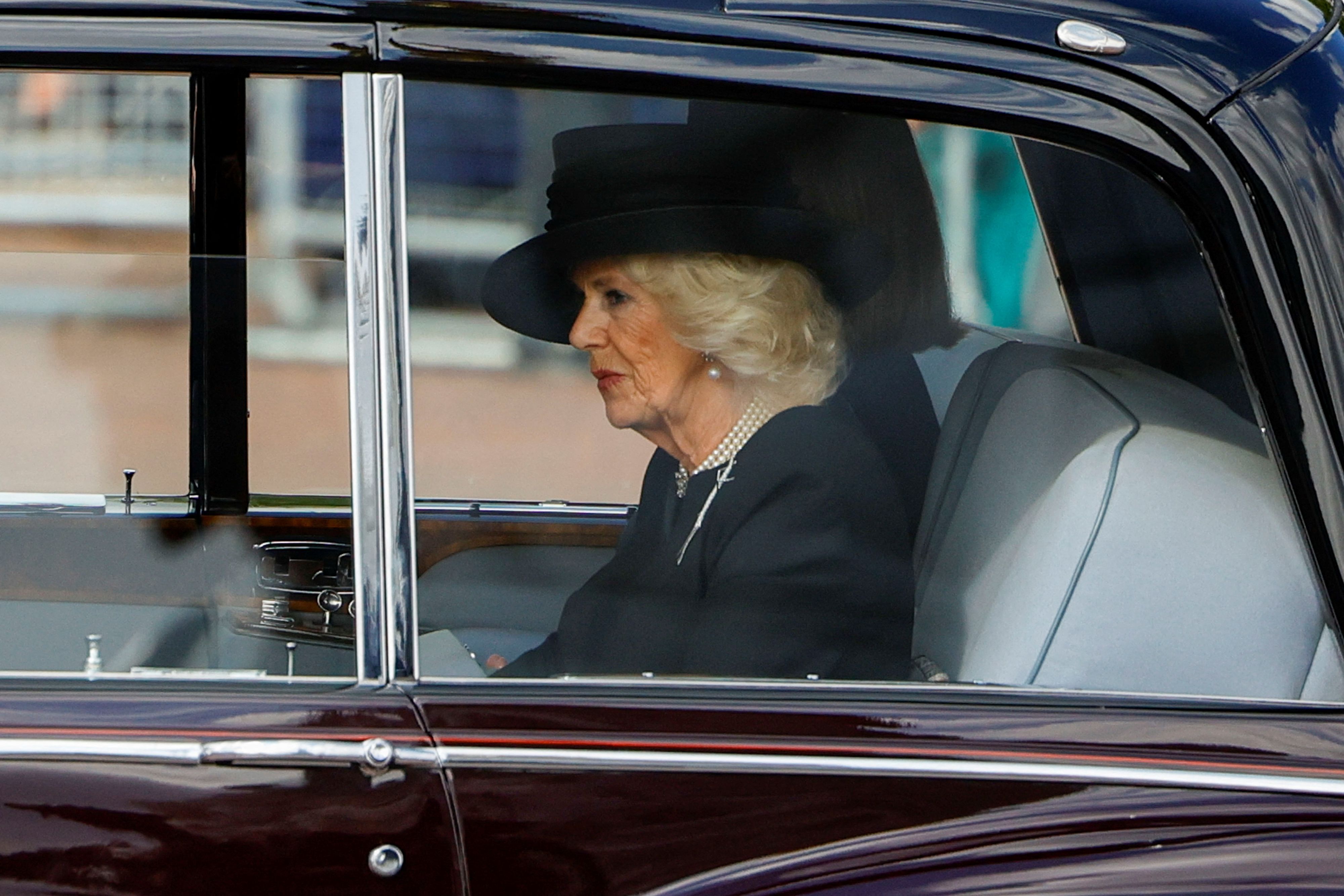 Camilla fuhr hier mit dem Auto hinter dem Sarg der britischen Monarchin.