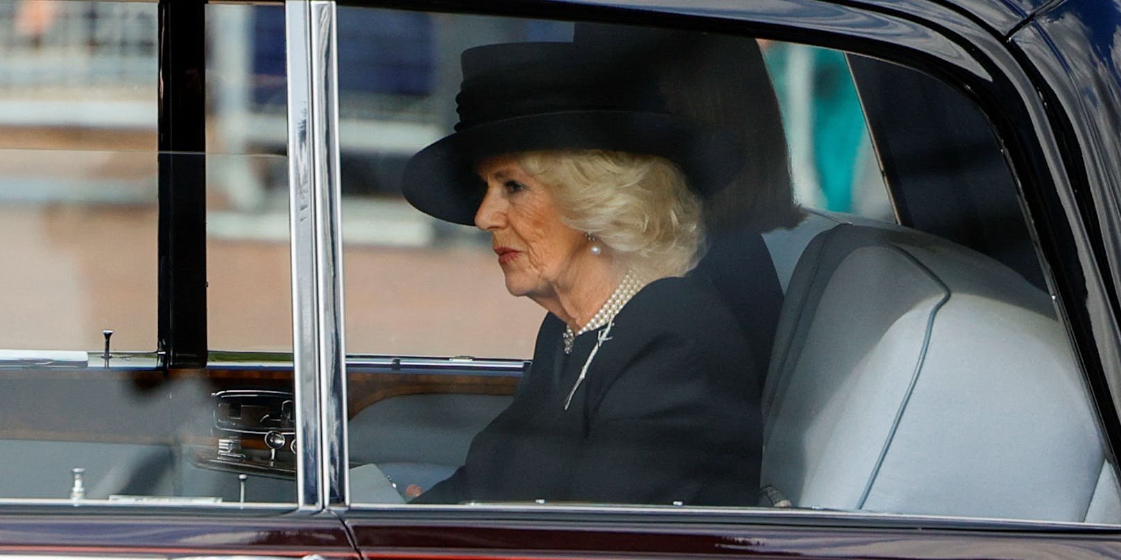 Camilla fuhr hier mit dem Auto hinter dem Sarg der britischen Monarchin.