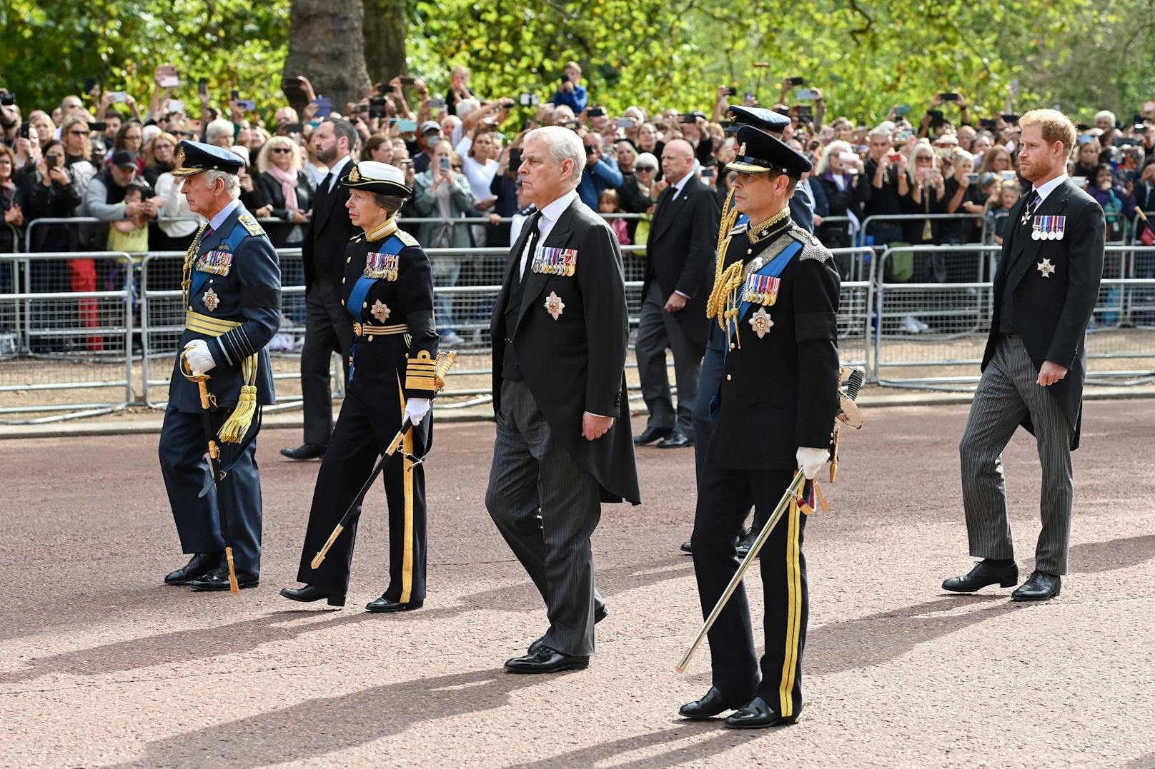König Karl III., Prinzessin Anne, Prinzessin Royal, Prinz Andrew, Herzog von York, Prinz Edward, Earl of Wessex und Prinz Harry, Herzog von Sussex gehen hinter dem Sarg entlang.
