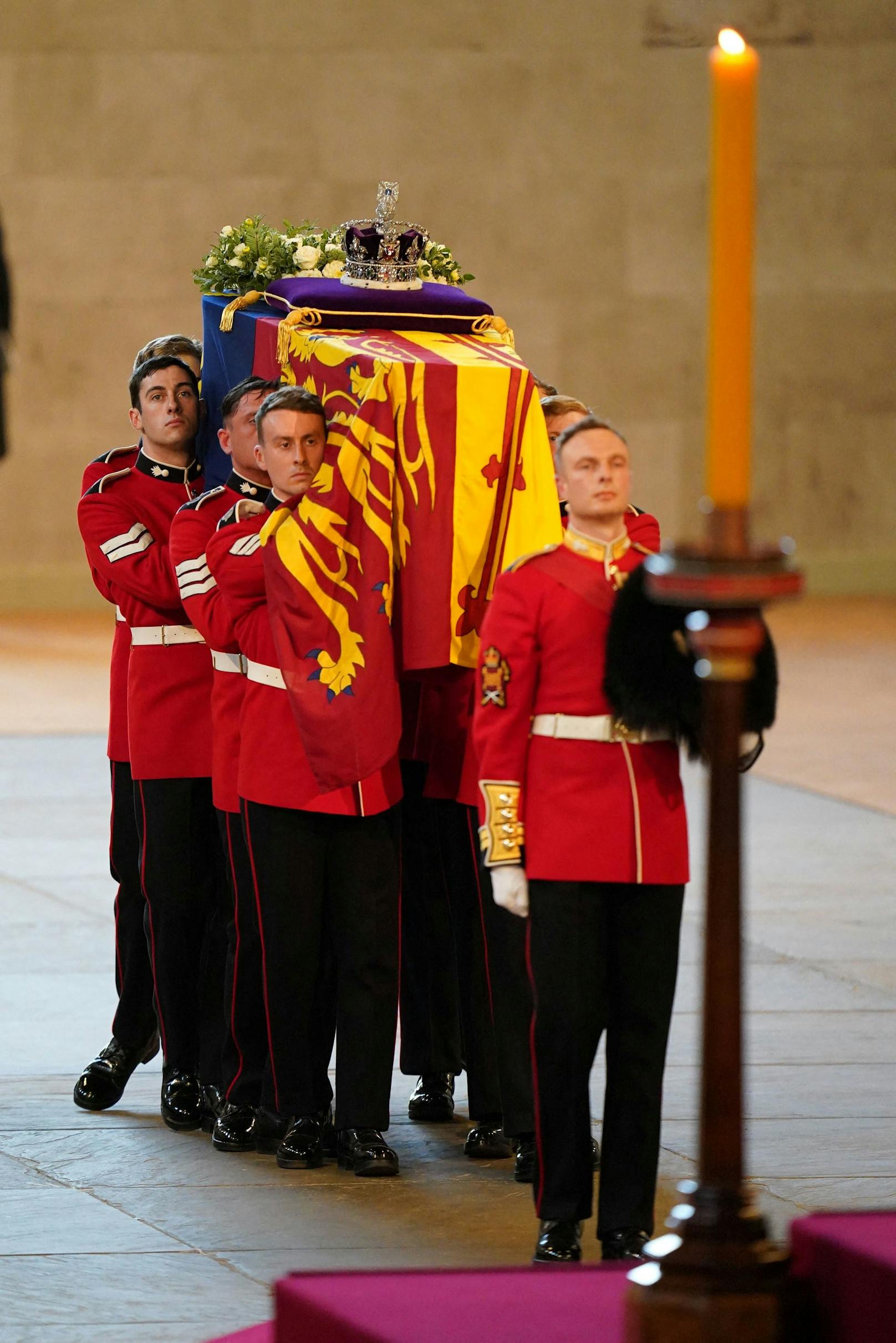 Die Trägergruppe trägt den Sarg von Königin Elizabeth II. in die Westminster Hall in London, wo er vor ihrer Beerdigung am Montag im Staat liegen wird. Bilddatum: Mittwoch, 14. September 2022.