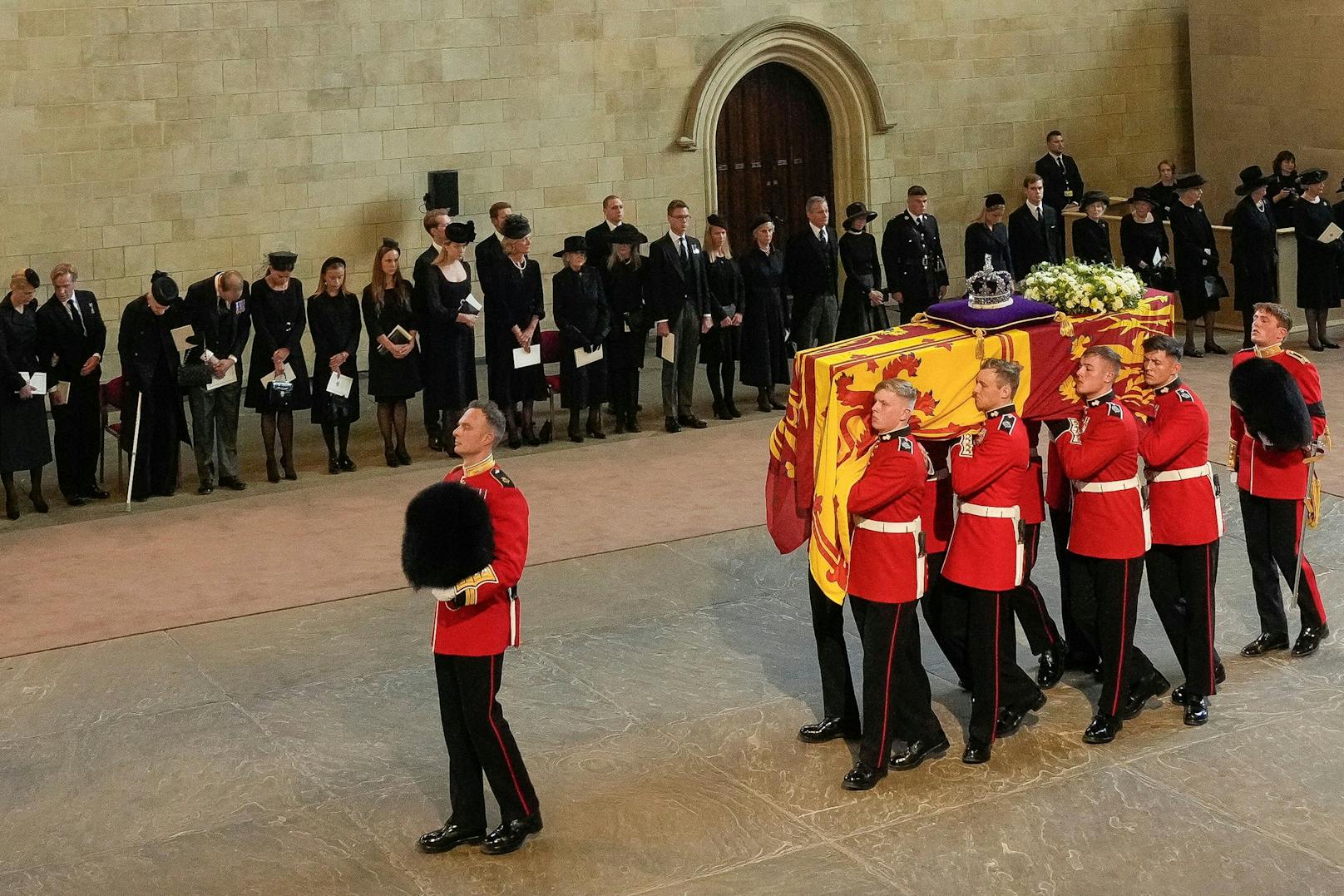Der Sarg von Queen Elizabeth kommt am Mittwoch, den 14. September 2022, in der Westminster Hall in London an.