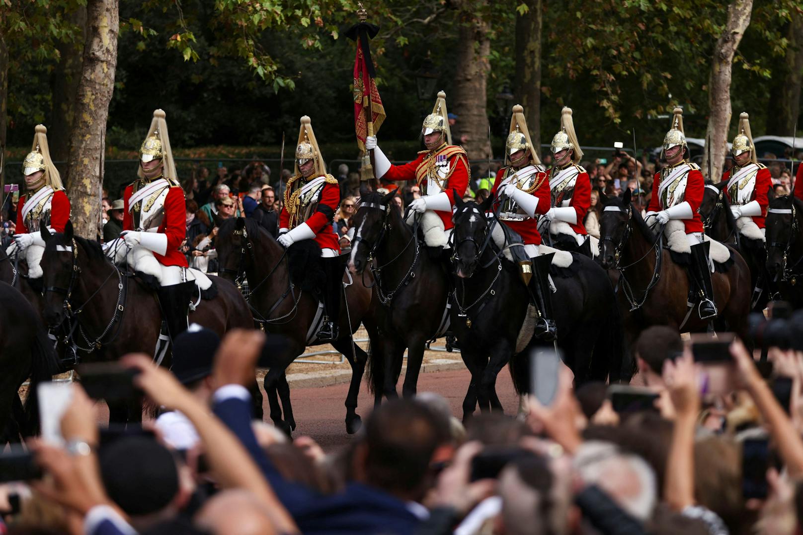 Die Horse Guards marschieren zum Buckingham Palace.