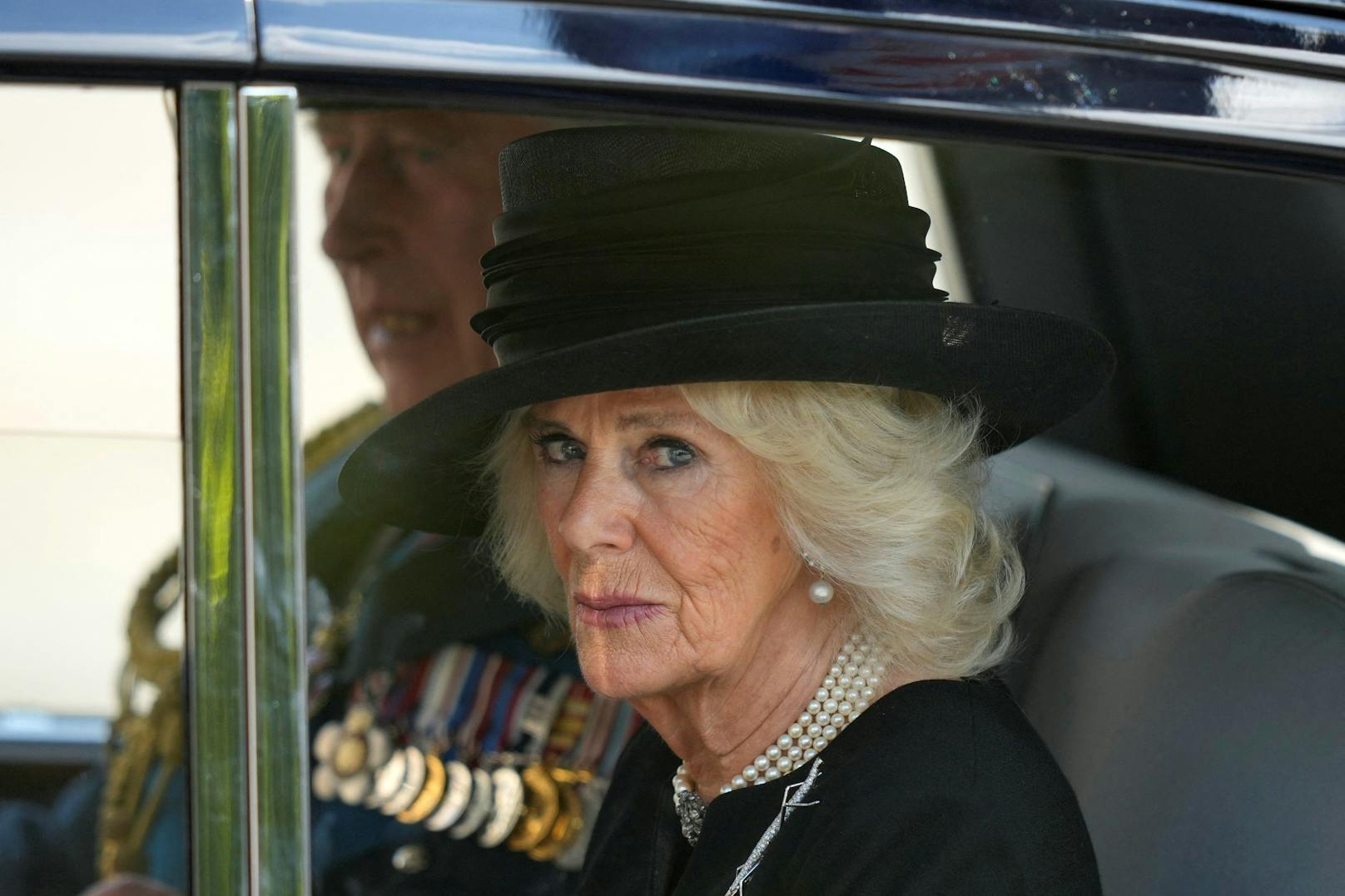 König Karl III. und Camilla, die Königingemahlin, verlassen die Westminster Hall in London.