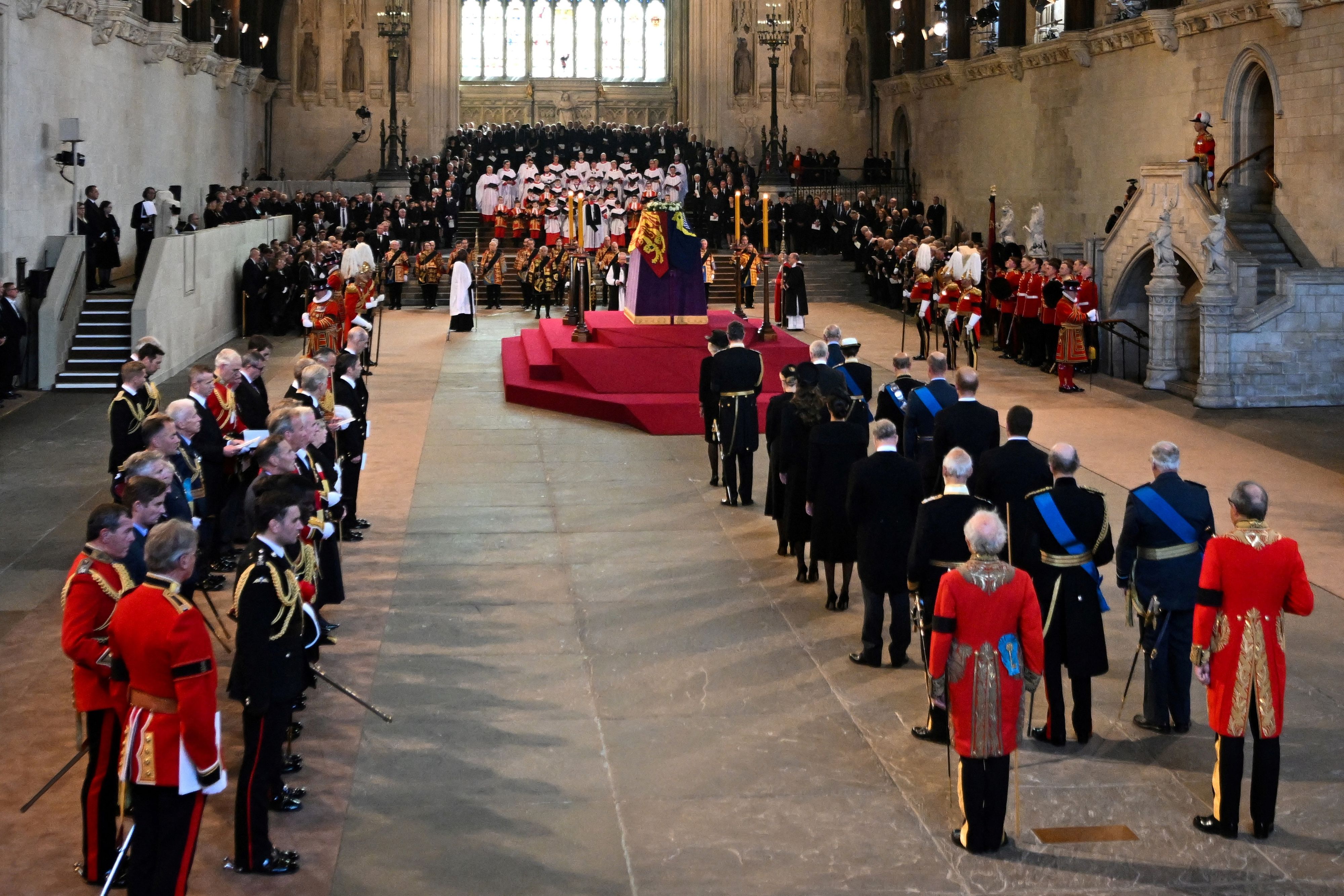 Durchgehend bis zum nächsten Montagmorgen, dem Tag des Staatsbegräbnisses, haben die Menschen nun Zeit, langsam am Sarg vorbeizuziehen.