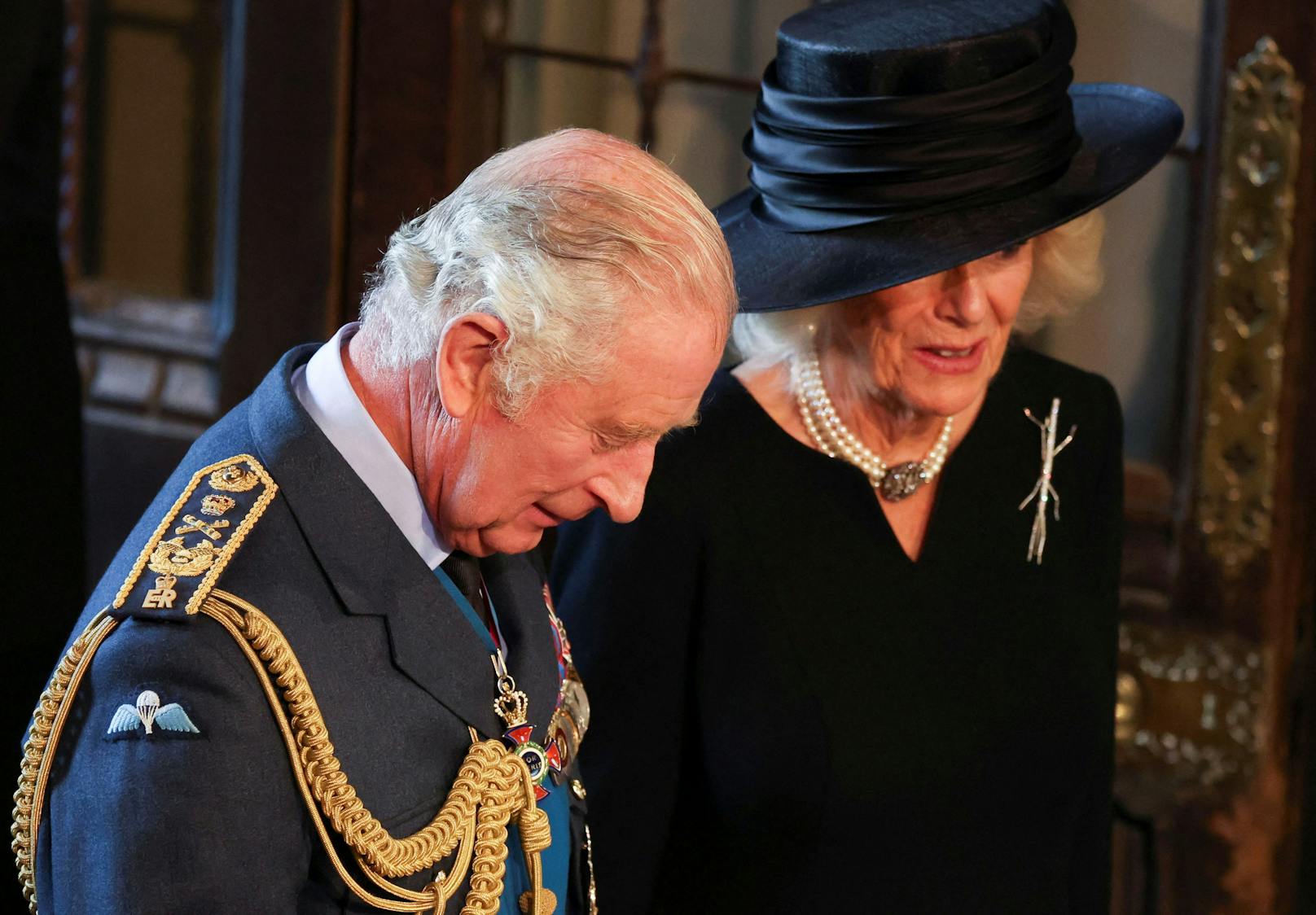 Der britische König Charles und Königin Camilla reagieren als Prozession mit dem Sarg der britischen Königin Elizabeth am 14. September 2022 in der Westminster Hall aus dem Buckingham Palace ankommt, weil sie im Staat in London, Großbritannien, liegt.