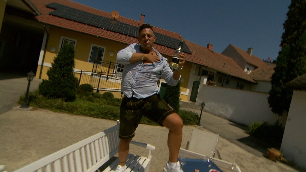 Bauer Marius bereitet sich mit einer Sektdusche vor.