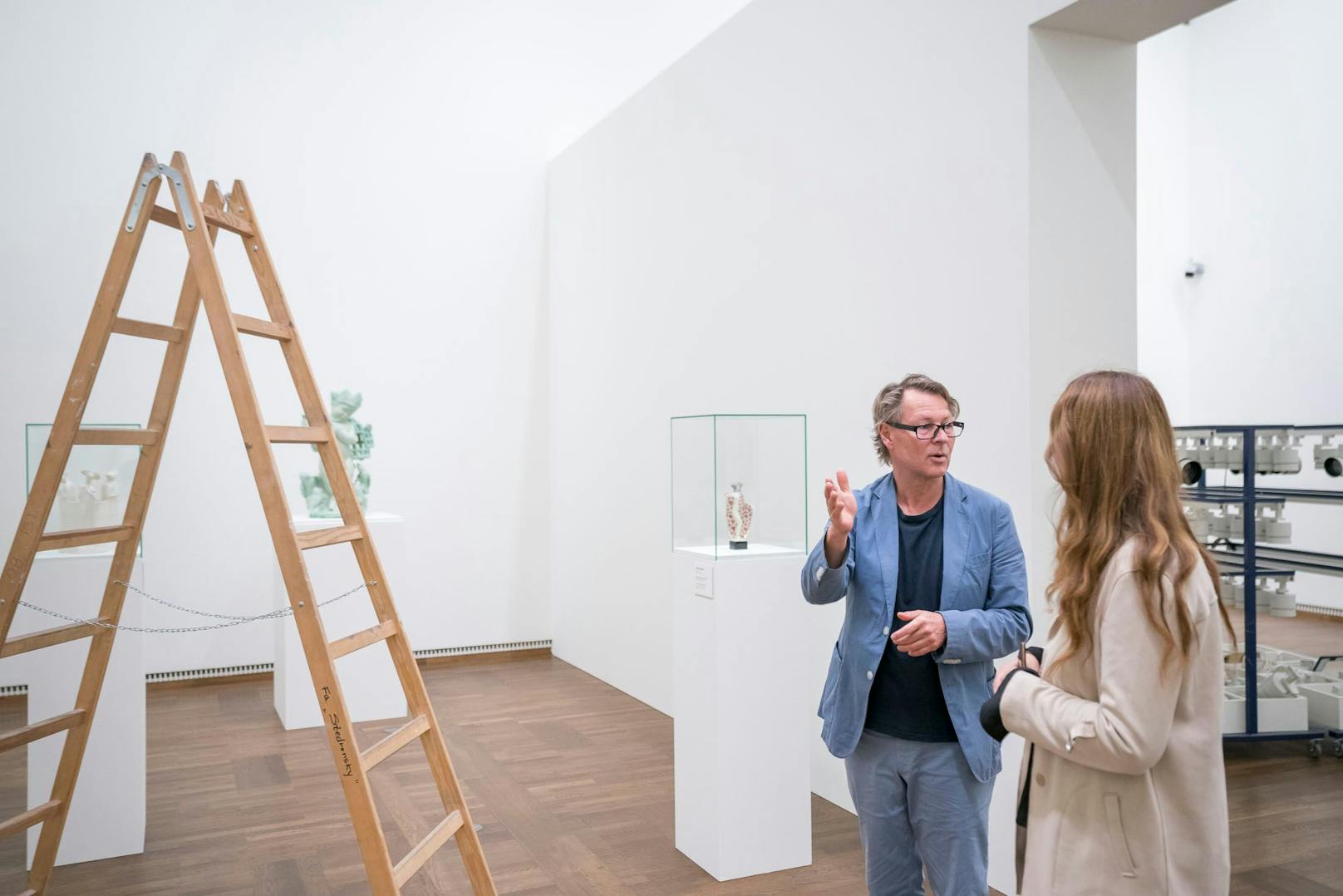 Museums-Direktor Hans-Peter Wipplinger im Gespräch mit Amra Durić (<em>"Heute"</em>).