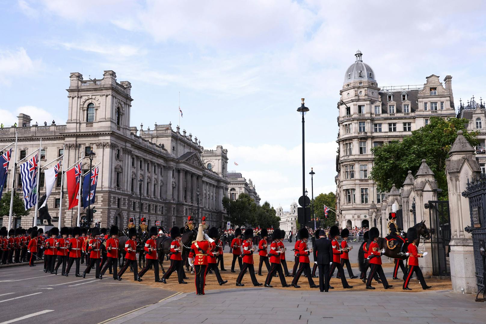Die Band of The Coldstream Guards ist während der Prozession für den Liegestaat von Königin Elizabeth II. am 14. September 2022 in London, England, zu sehen.