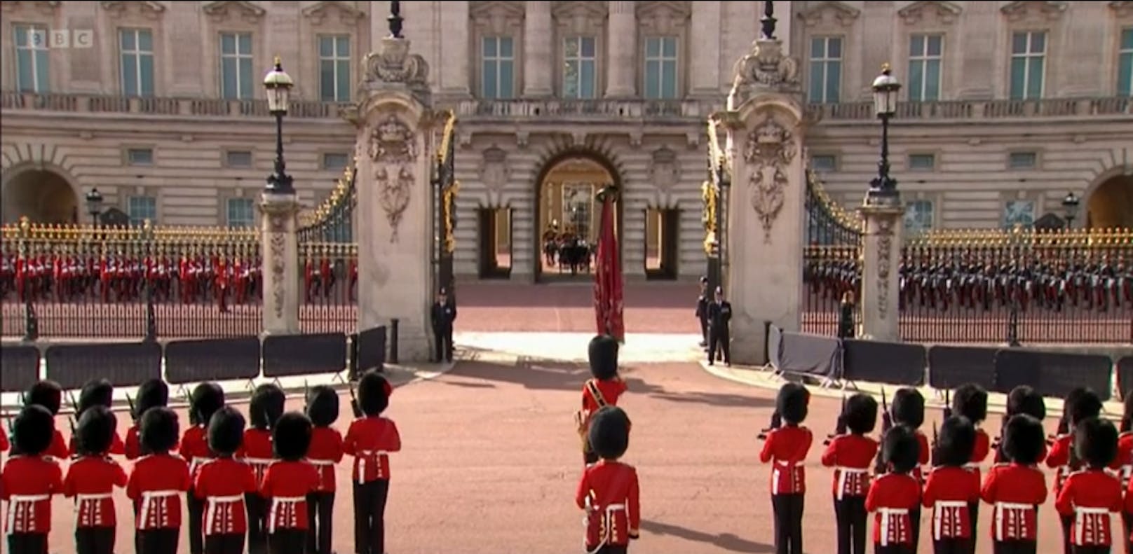 Die Trauerkutsche holt den Sarg der Queen.