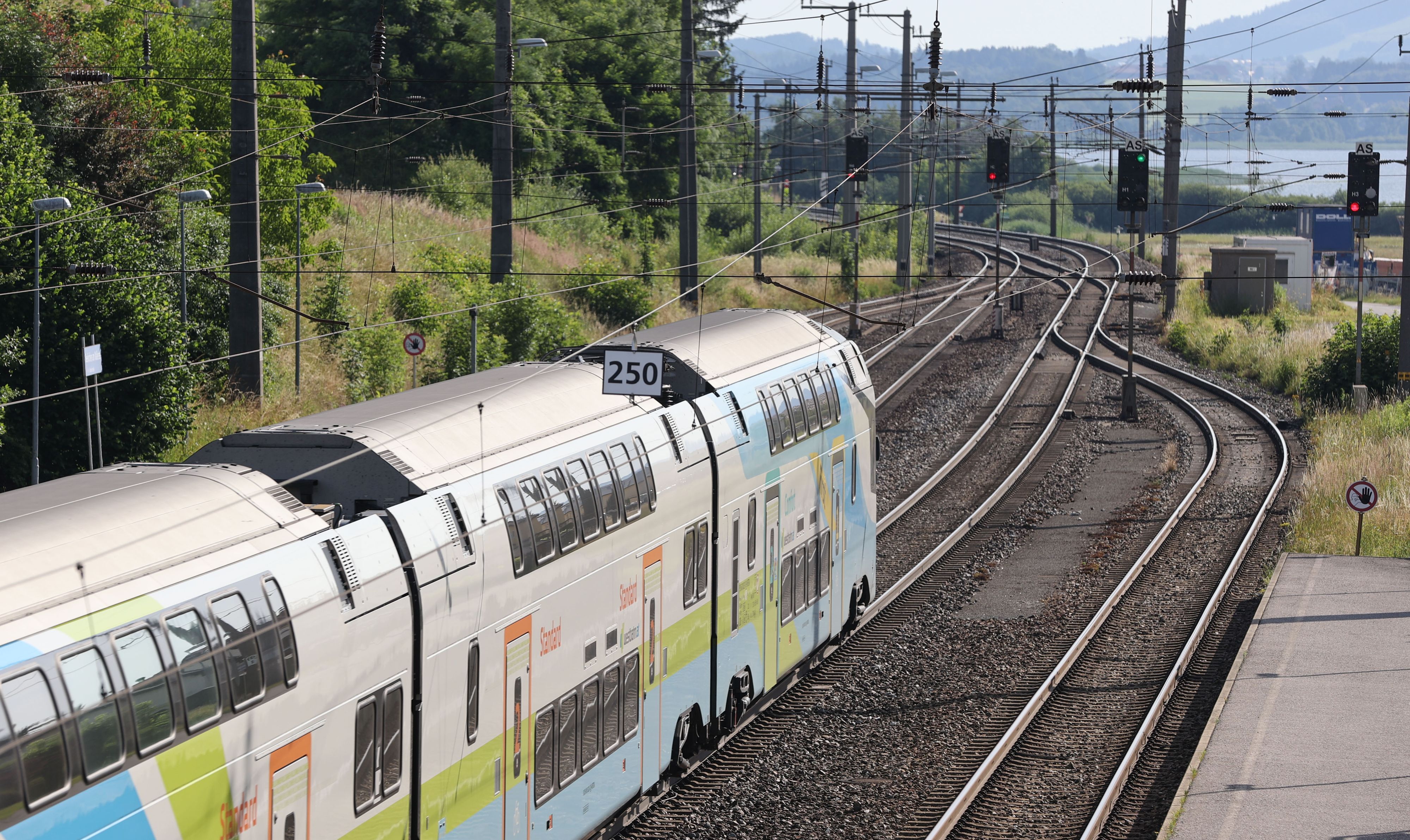 Download von www.picturedesk.com am 14.09.2022 (11:06).  Öffentlicher Verkehr, Nahverkehr, Zug, Bus, Bahn, Klimaticket, Verkehrsverbund, Pendler, Busticket, Fortbewegung, Mobilität, mobil, CO2, Umwelt, Umweltschonend, Alternative Verkehrsmittel, Westbahnstrecke, Seekirchen bei Salzburg, Privatbahn, Westbahn, Zuggarnitur.Foto: Franz Neumayr 27.6.2022 - 20220627_PD15985 - Rechteinfo: Rights Managed (RM)