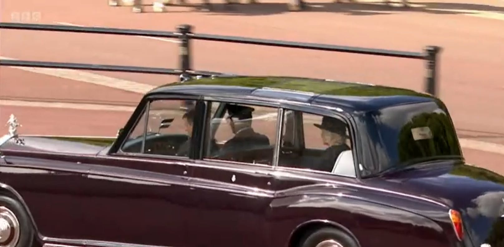 Camilla fährt zum Buckingham Palace.