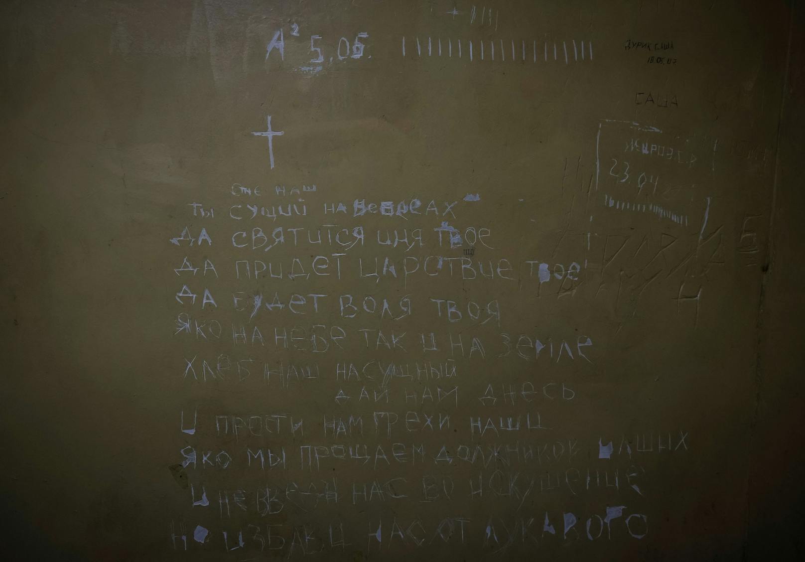 Die ukrainischen Gefangenen schrieben Gebete auf die Wand und zählten die im Keller verbrachten Tage. 