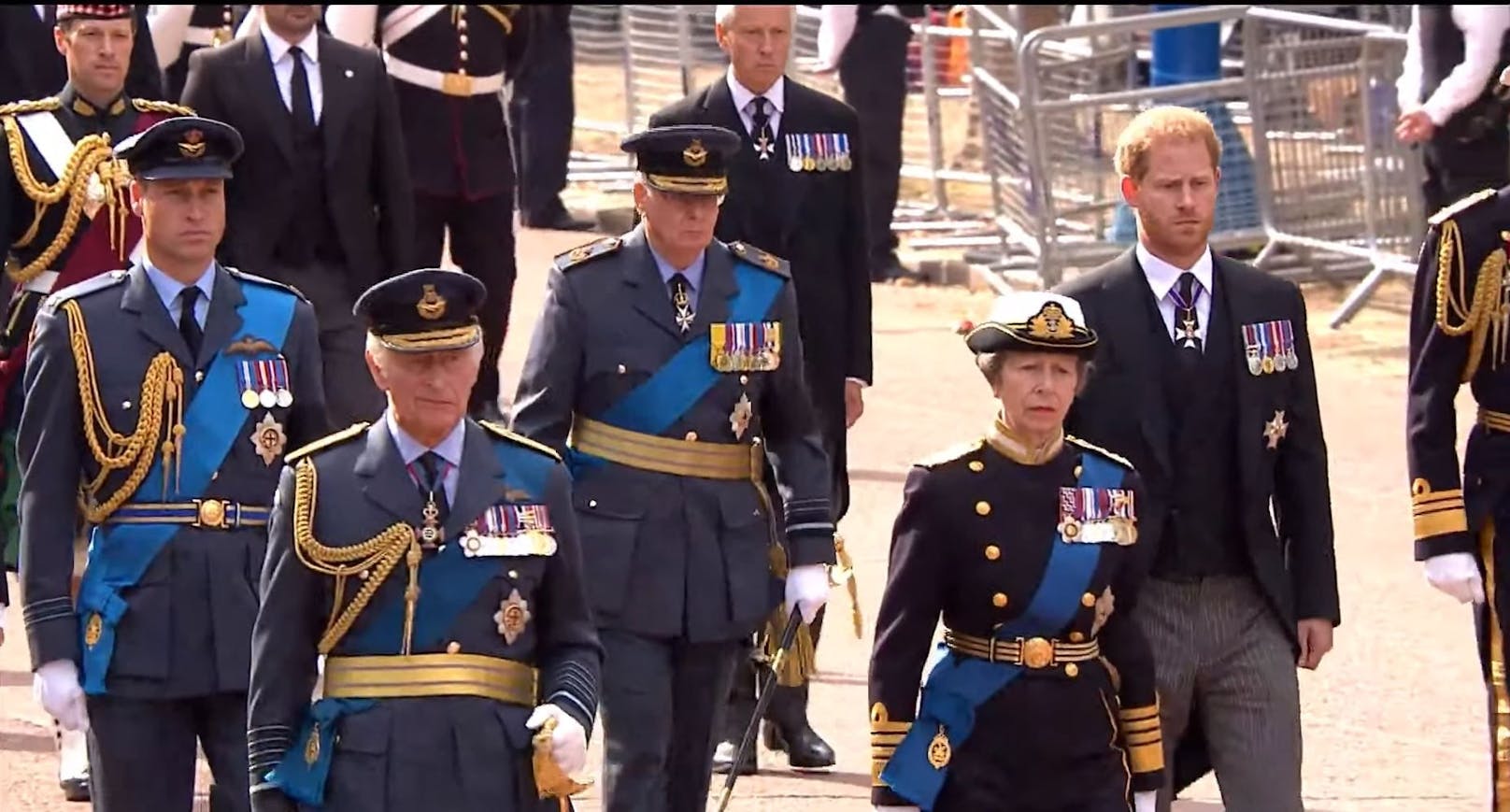 Prinzessin Anne mit King Charles (links) und Harry (rechts).