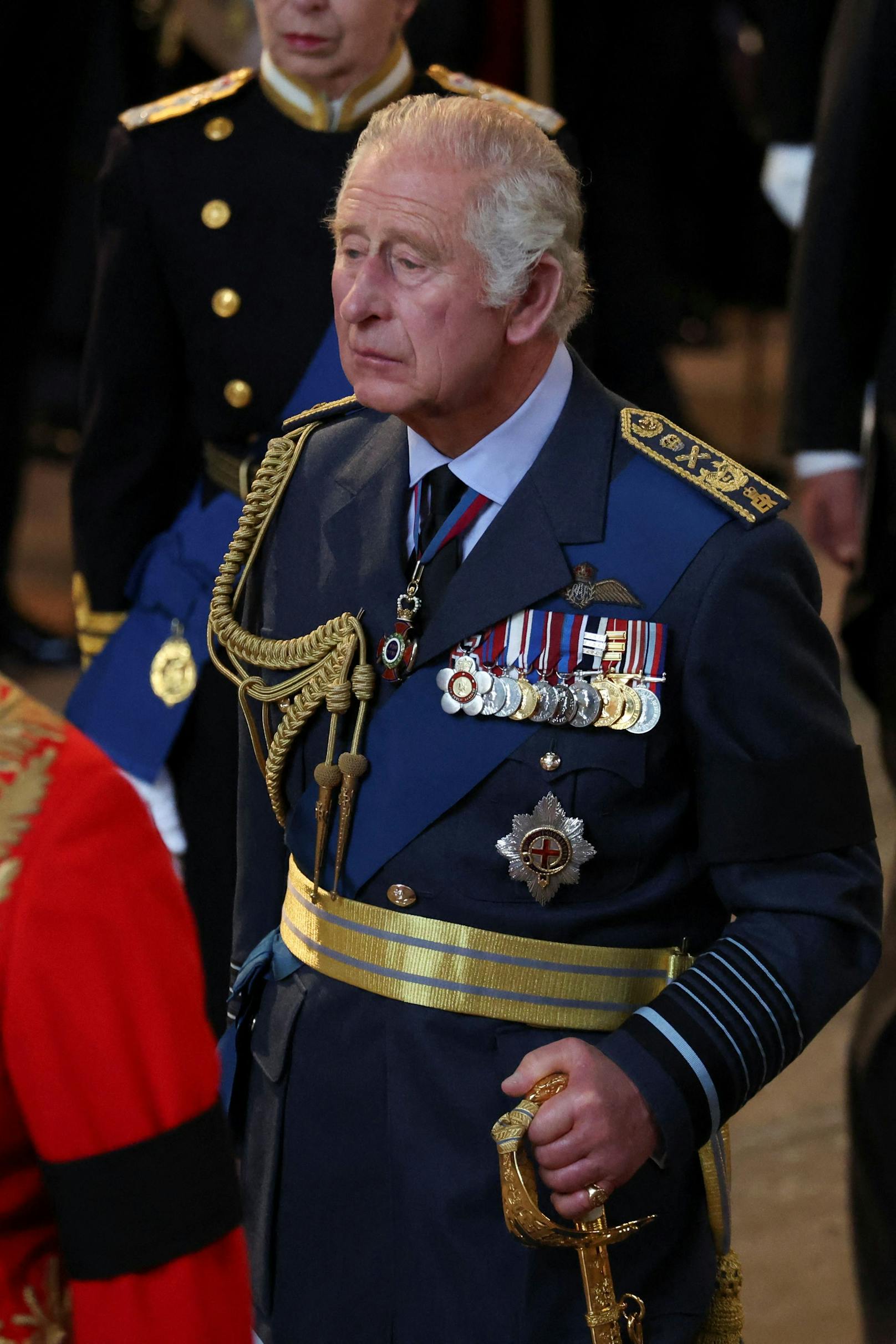 Der britische König Charles geht als Prozession mit dem Sarg der britischen Königin Elizabeth in der Westminster Hall.