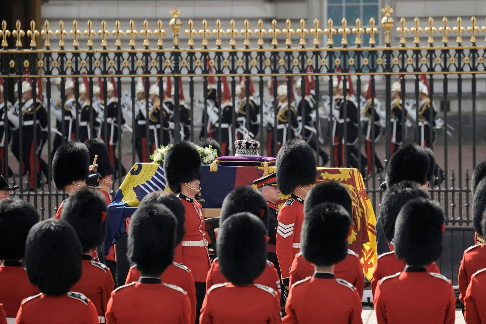Der Sarg von Königin Elizabeth II. verlässt den Buckingham Palace in Richtung Westminster Hall in London am Mittwoch den 14. September 2022.