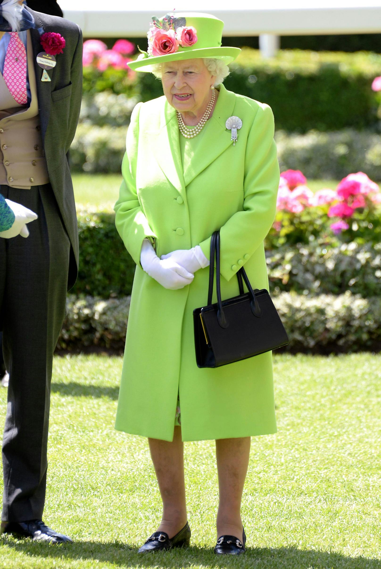 Warum sie auch zu Hause im Buckingham Palast eine Tasche mit sich trägt? "Es ist ein sehr großes Haus"
