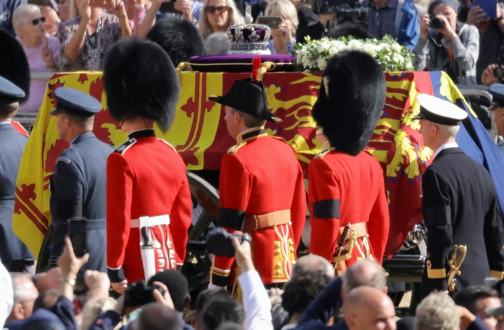 Eine Ansicht zeigt die Prozession des Sarges der britischen Königin Elizabeth vom Buckingham Palace zu den Houses of Parliament.