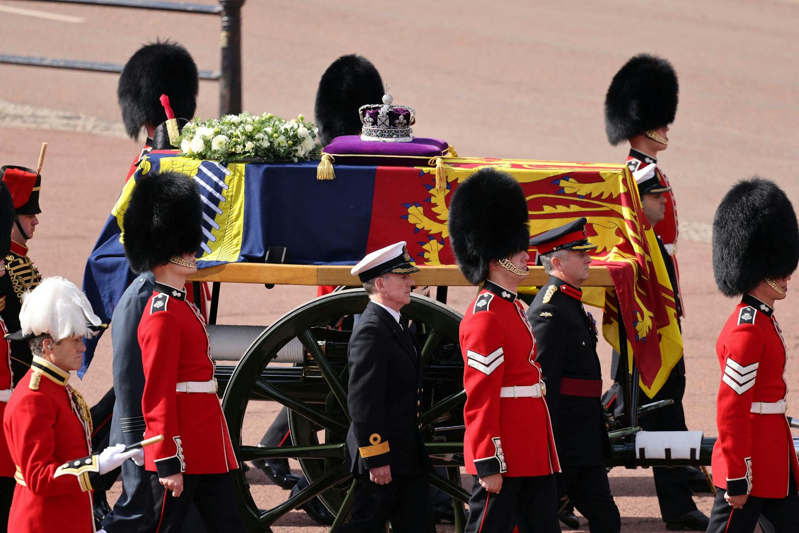 Wachen marschieren vor der Prozession des Kanonenwagens, der den Sarg von Königin Elizabeth II. vom Buckingham Palace zur Westminster Hall bringt.